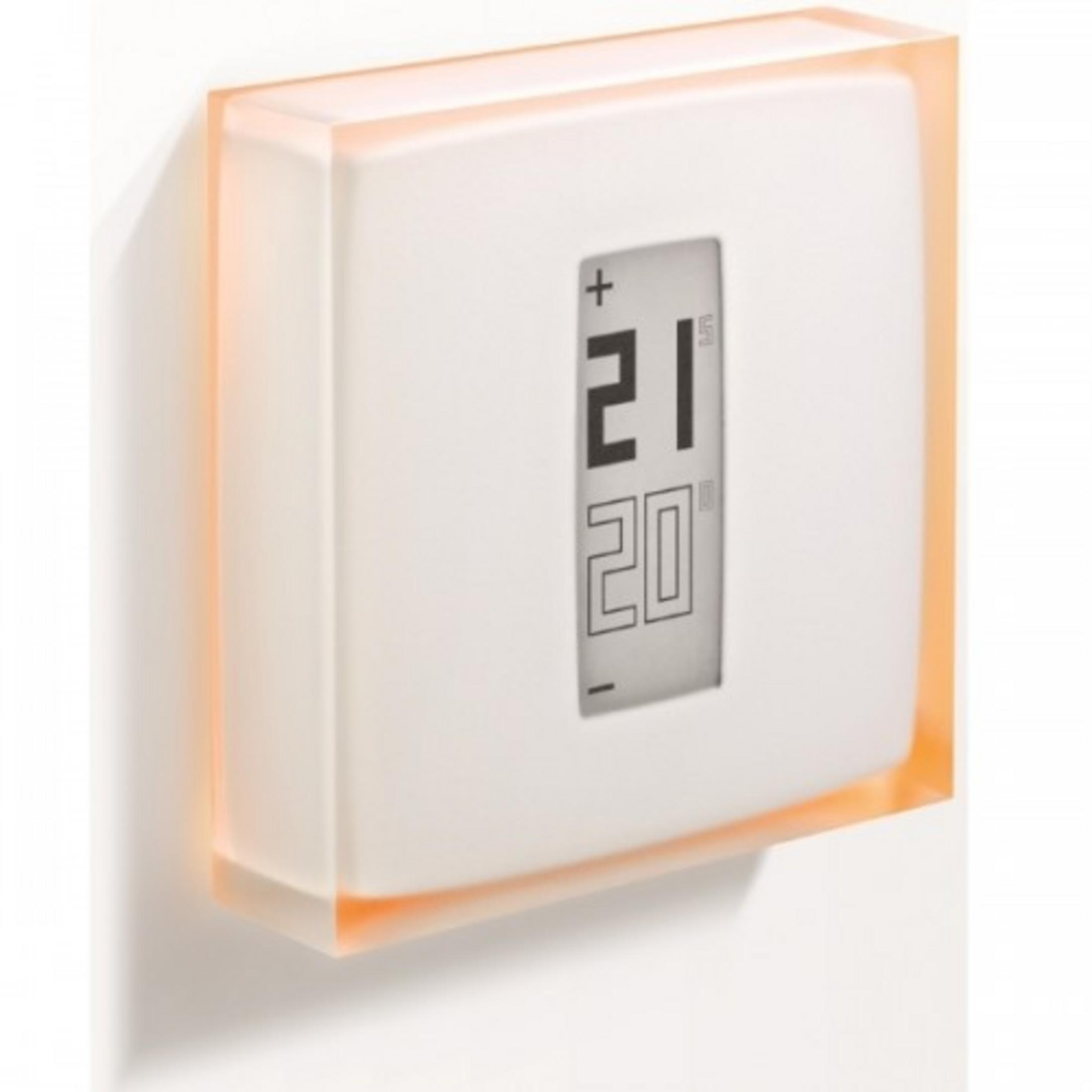 Biały termostat z pomarańczową ramką pokazuje 21 stopni.