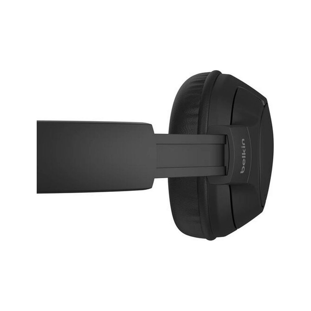 Zwarte Belkin koptelefoon met gedempte oorschelpen op witte achtergrond.