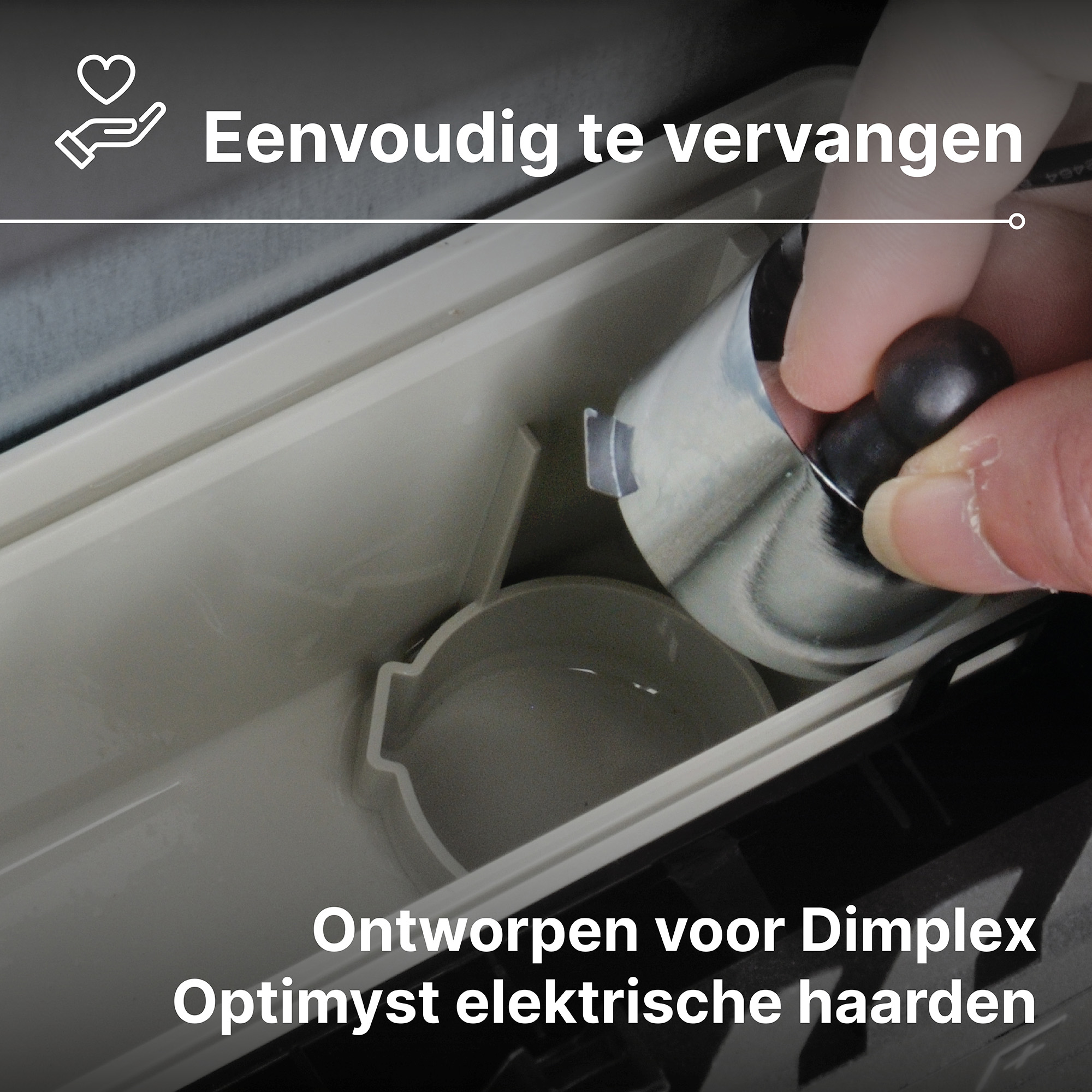 Hand plaatst zwarte bal in zilveren houder, deel van Dimplex Optimyst haard.