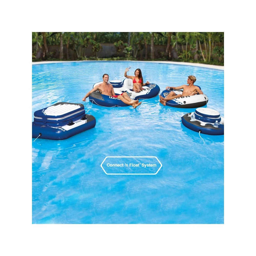 Menschen entspannen sich auf blauen Poolflößen im Wasser, mit Palmen im Hintergrund.