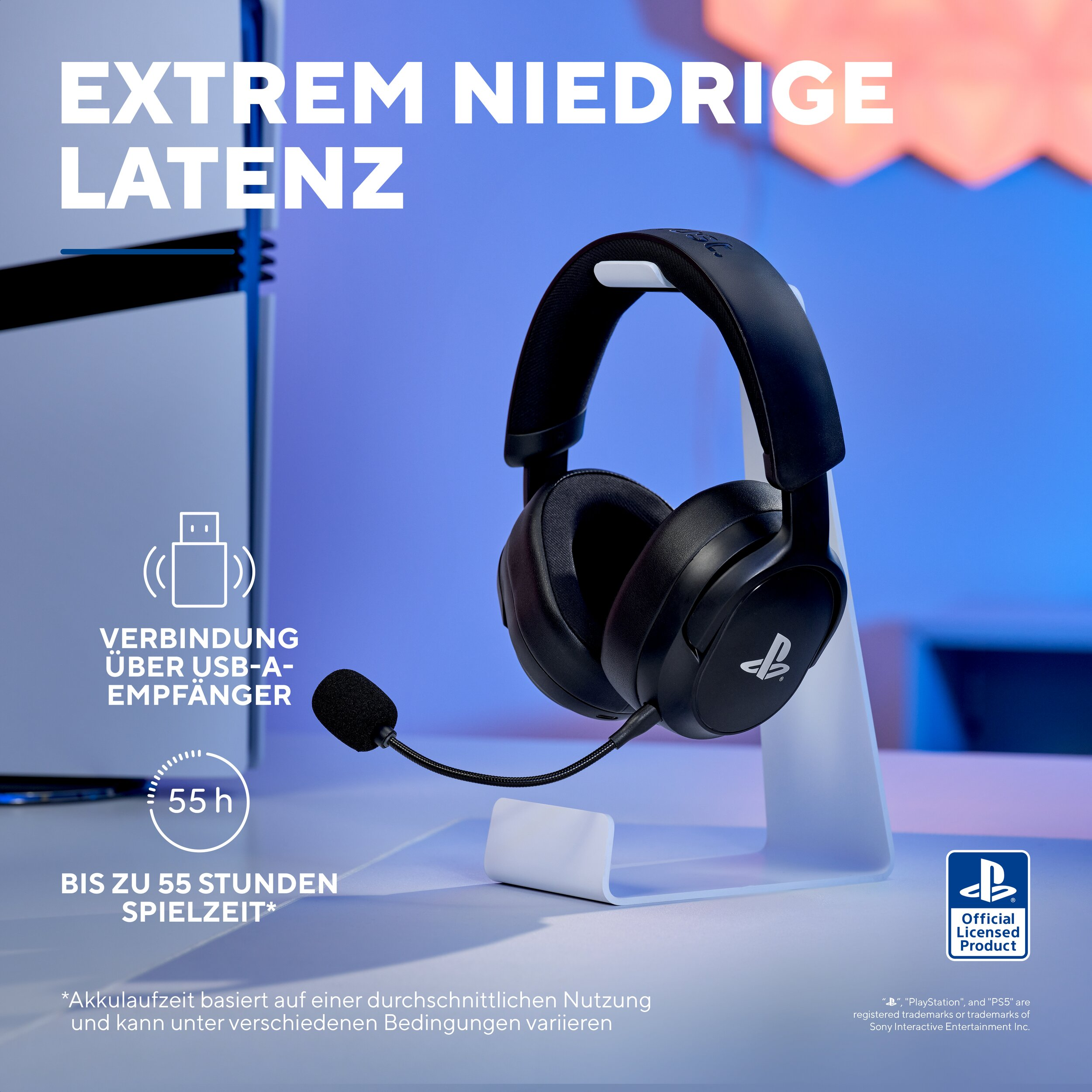Ein schwarzes Headset mit Mikrofon steht vor einer blauen und rosa Kulisse mit Text.