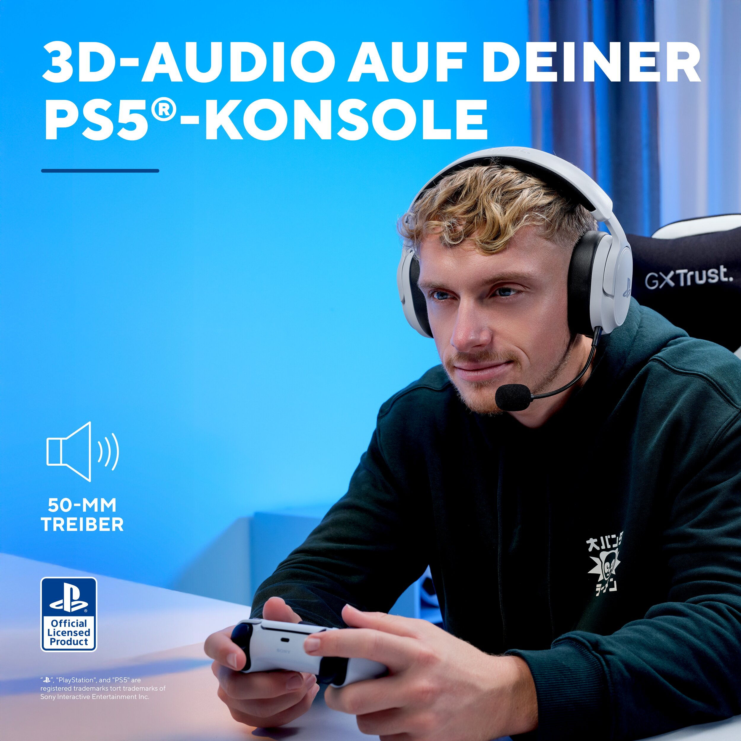 Man met koptelefoon speelt PS5. Tekst: 3D-audio, 50-mm drivers.