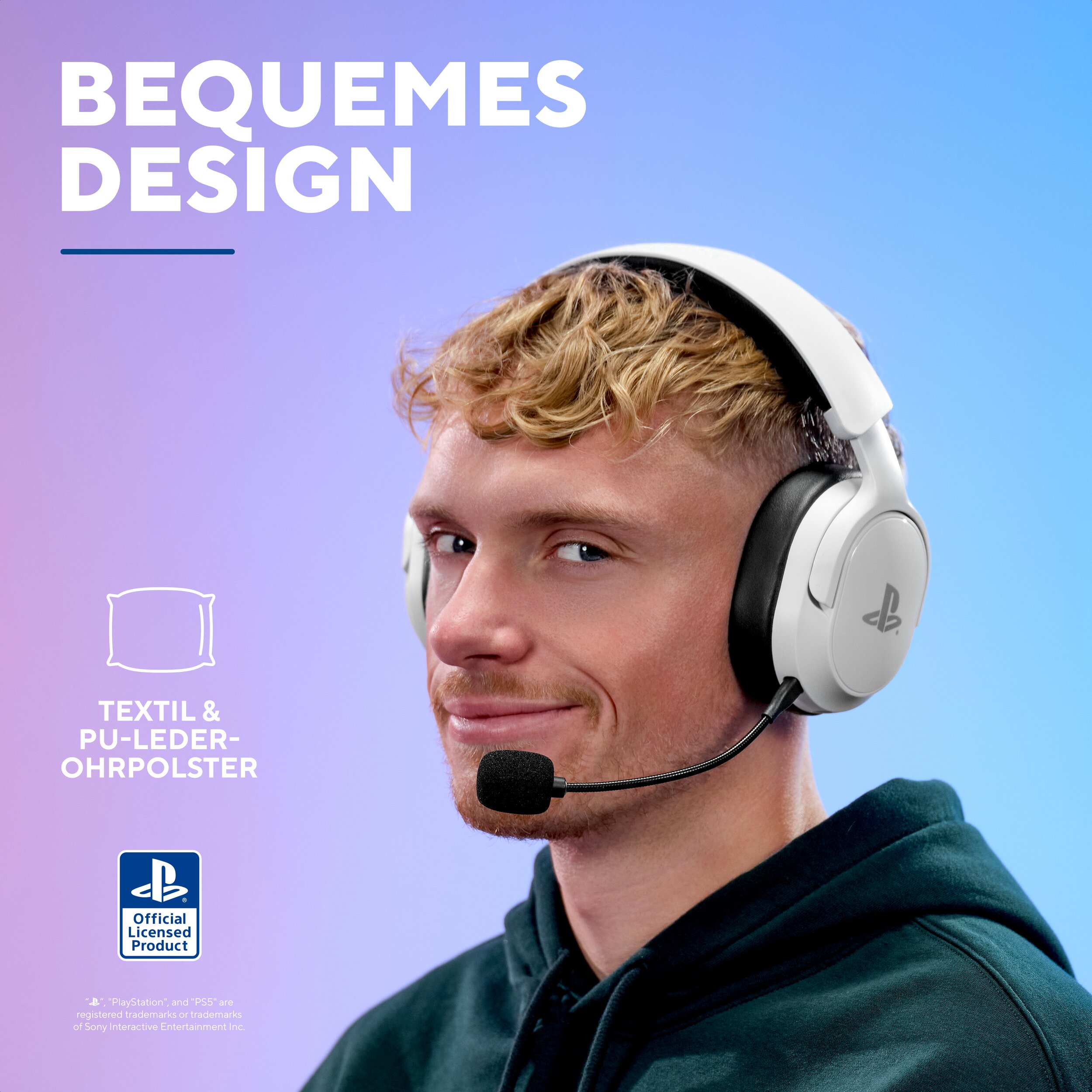 Een man met witte koptelefoon en microfoon, blauwe lucht.