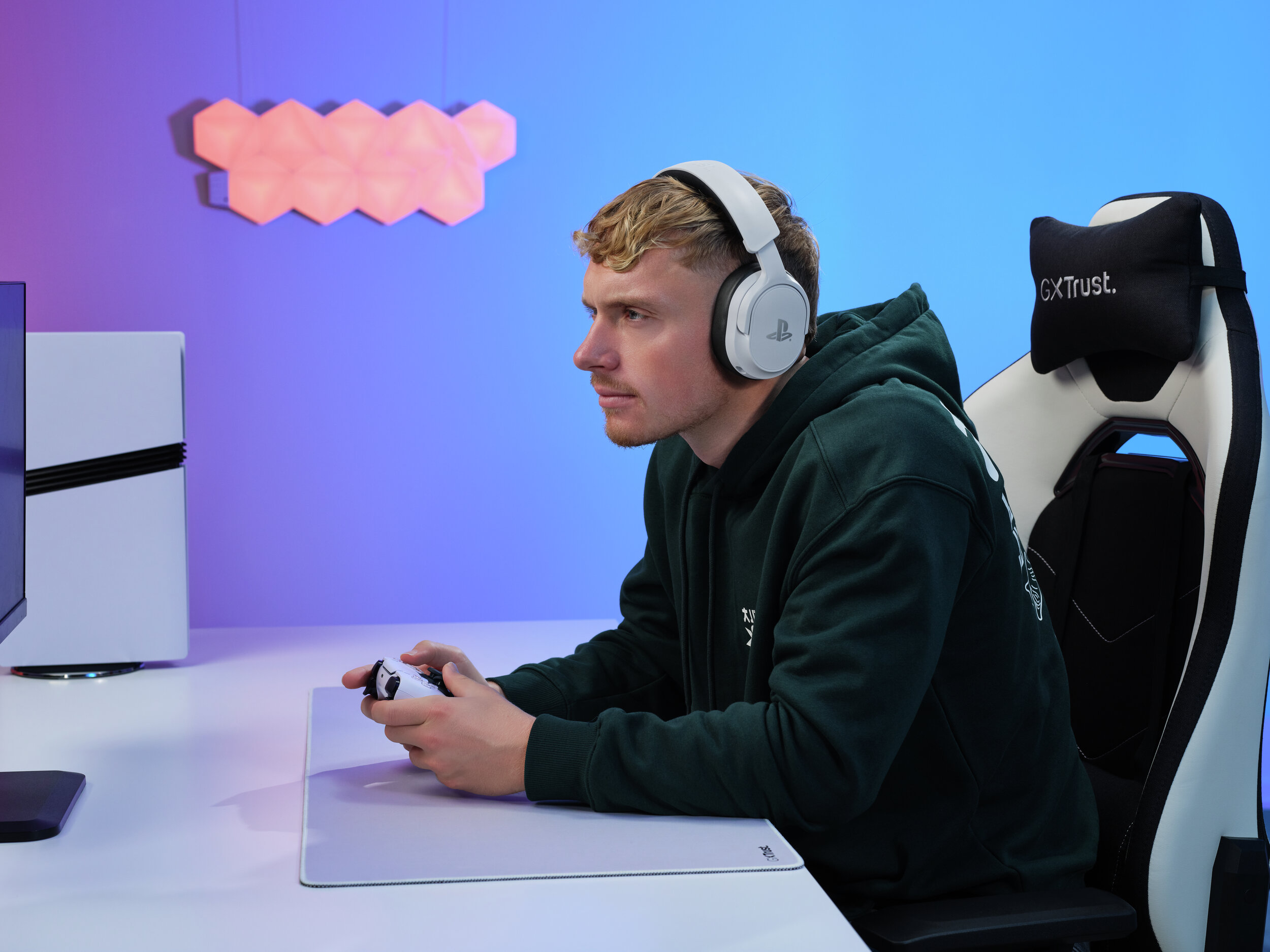 Een man met koptelefoon speelt videogames in een gamestoel.