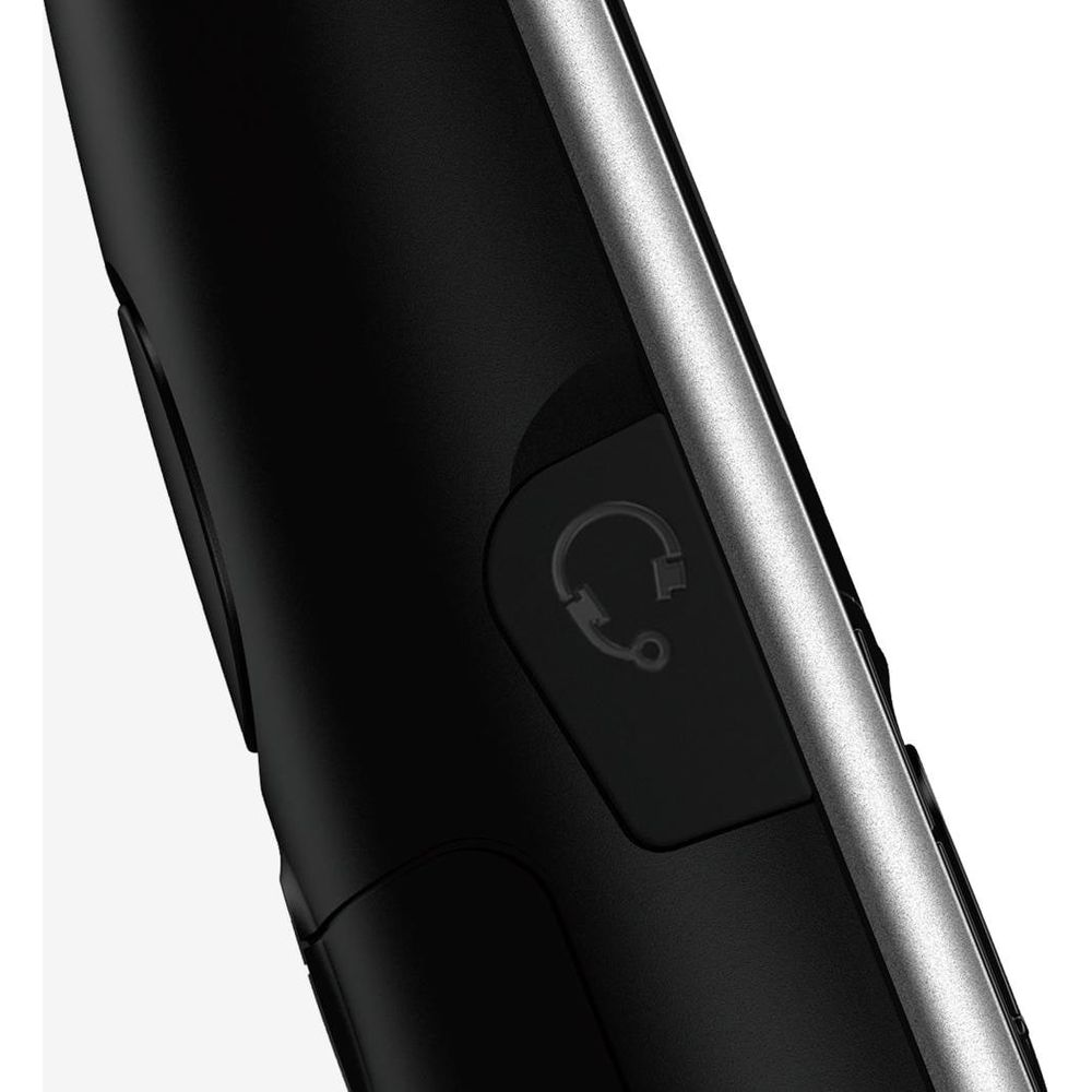 Gros plan d'une surface noire avec un symbole gris de casque.