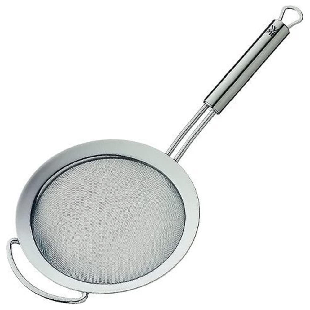 Srebrne metalowe sitko z długim uchwytem i okrągłą miską z siatki stoi na białym tle.