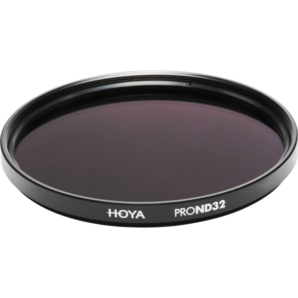 Un filtre Hoya PROND32 sombre avec un rebord métallique noir sur fond blanc.