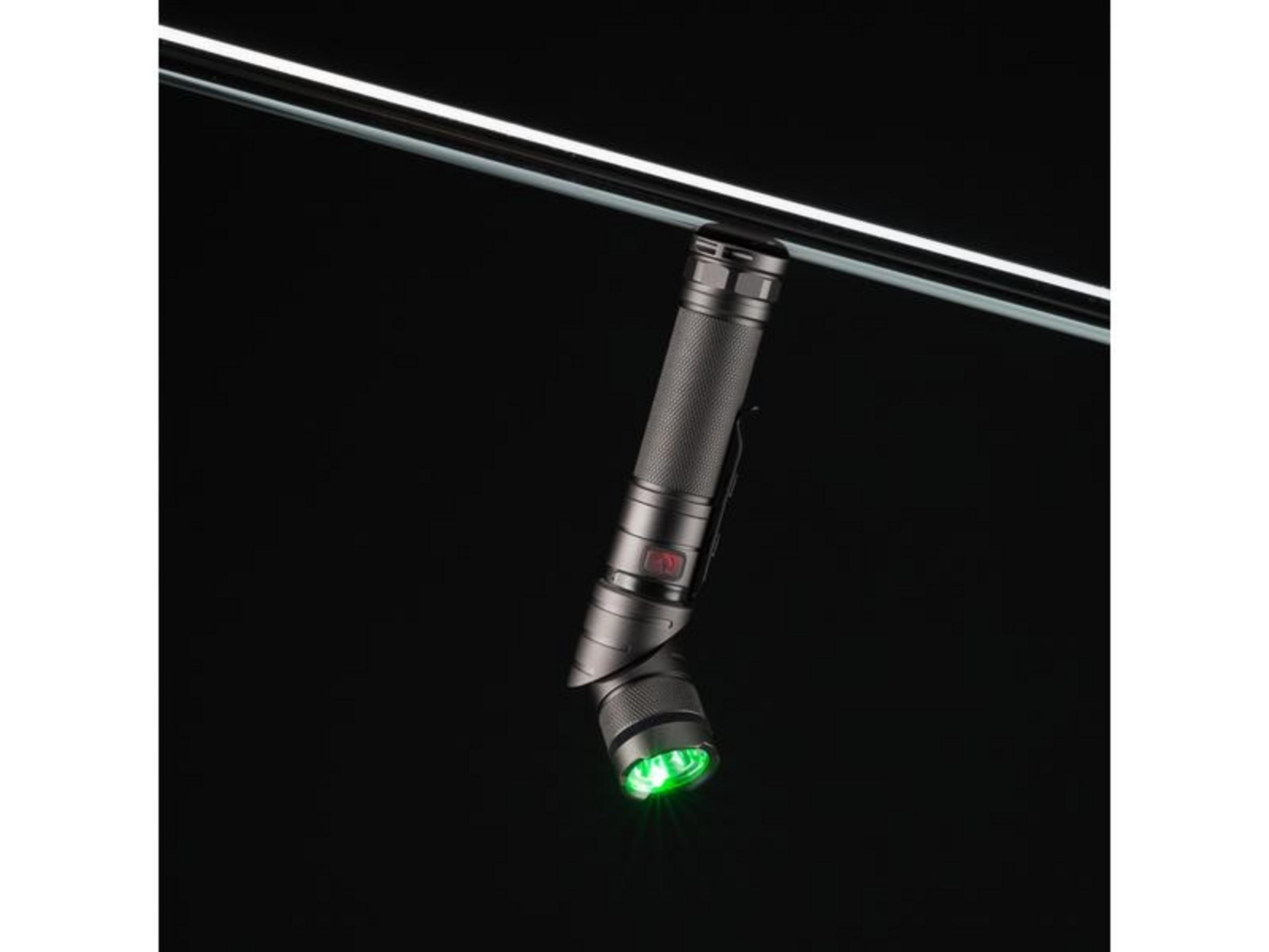 Une lampe de poche sombre avec une lumière verte est suspendue à une barre.