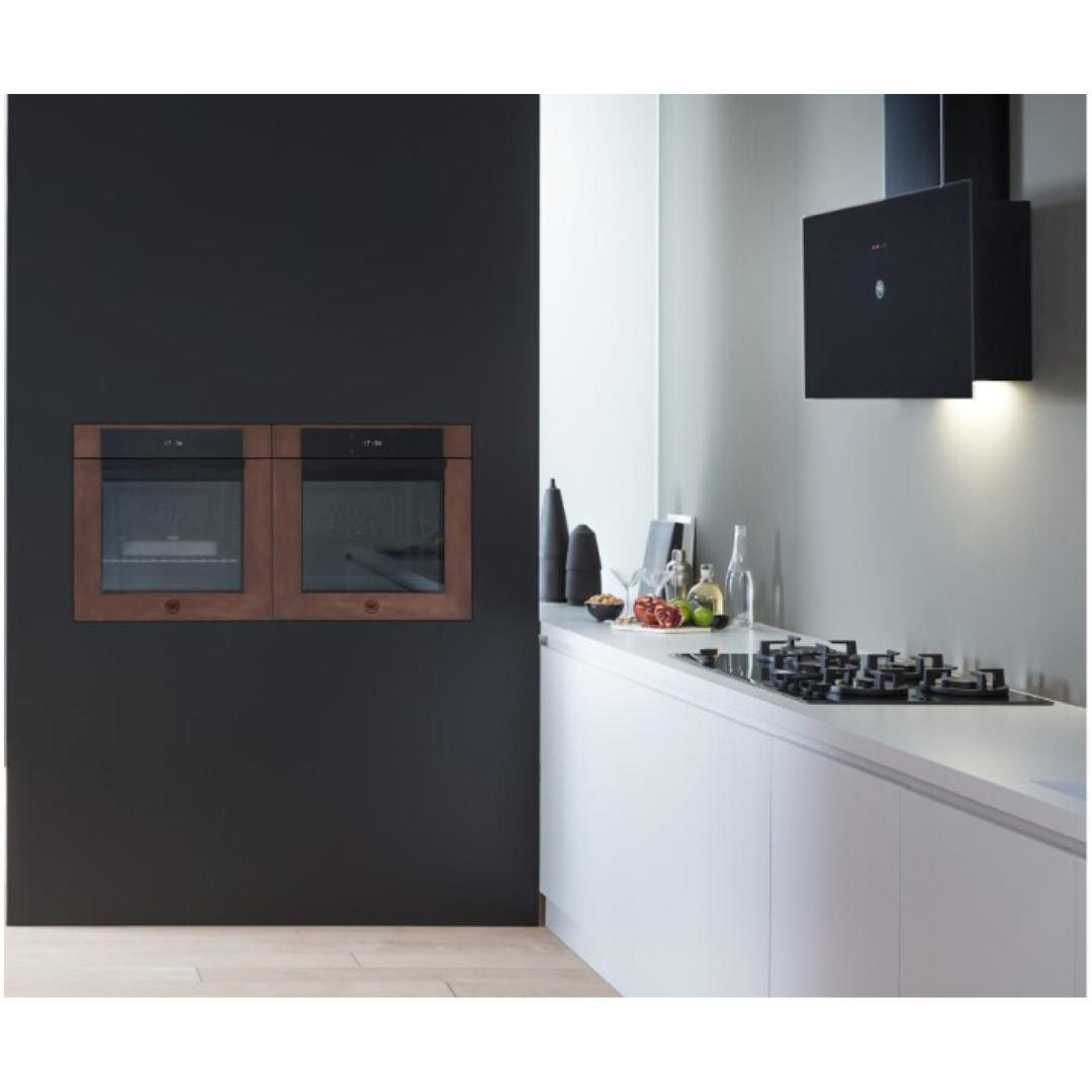 Cucina moderna con due forni da incasso e piano cottura a gas. Design elegante.