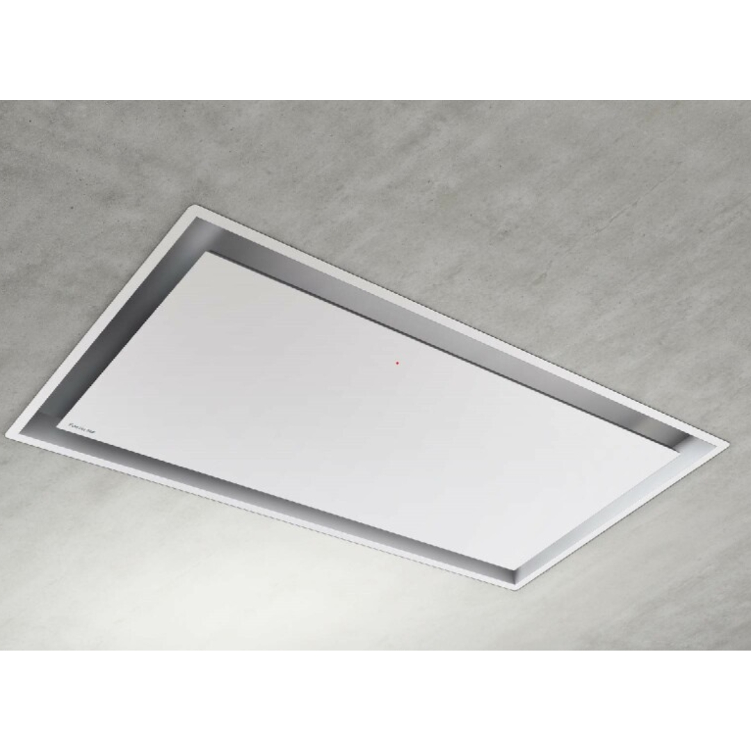 Una cappa aspirante bianca è incassata in un soffitto di cemento.