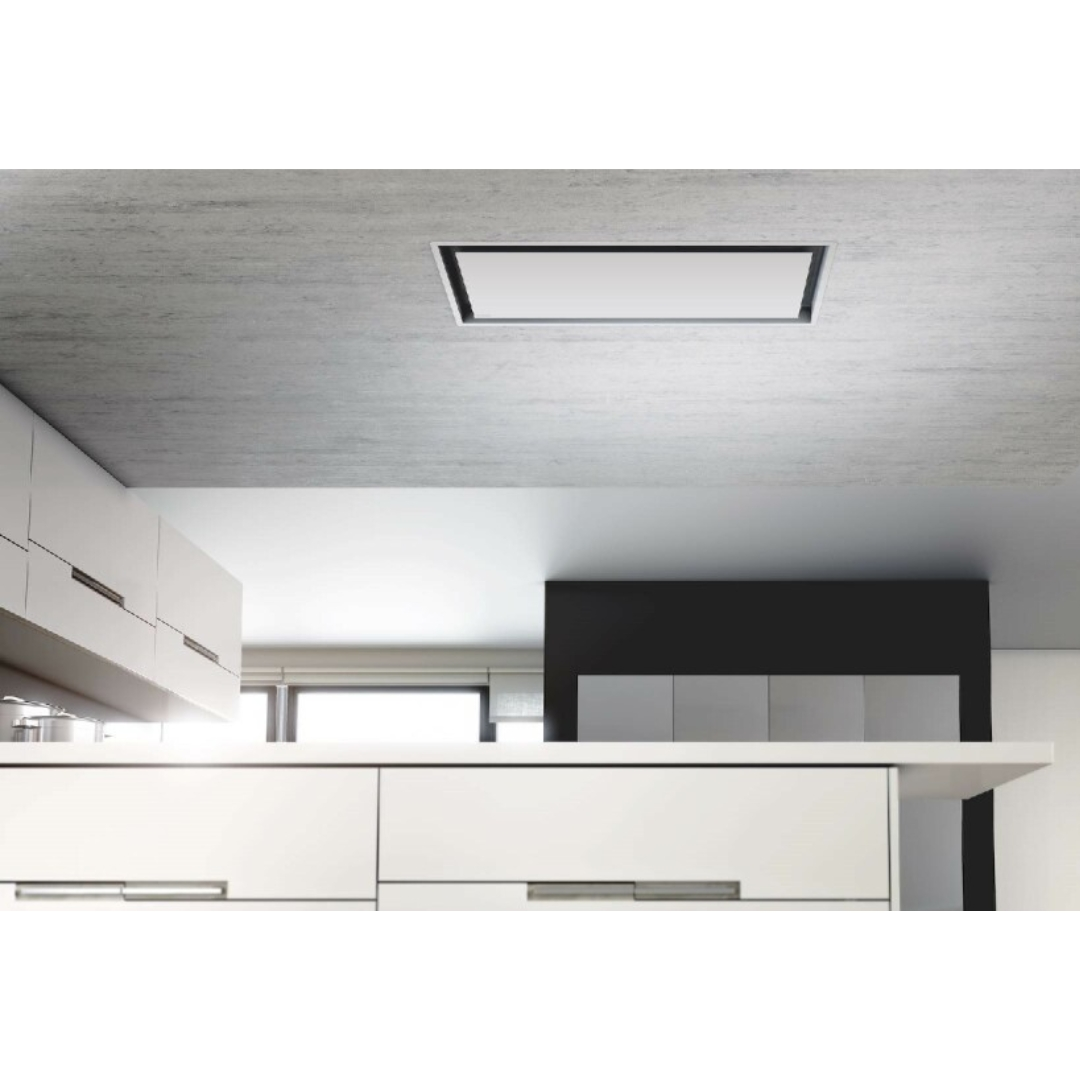 Cucina moderna con mobili bianchi, soffitto in cemento e lampada rettangolare.