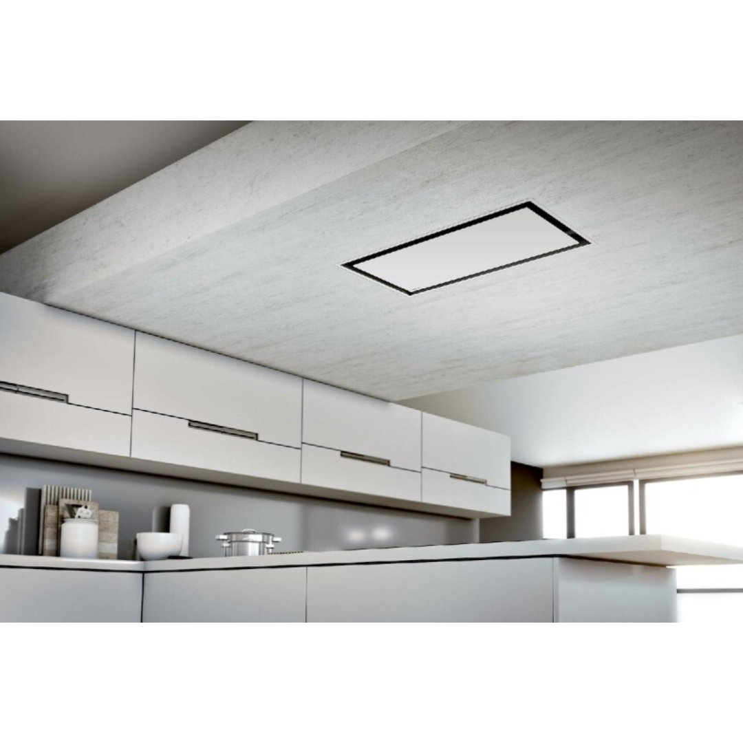 Una cucina moderna con mobili bianchi e un lampadario a soffitto.