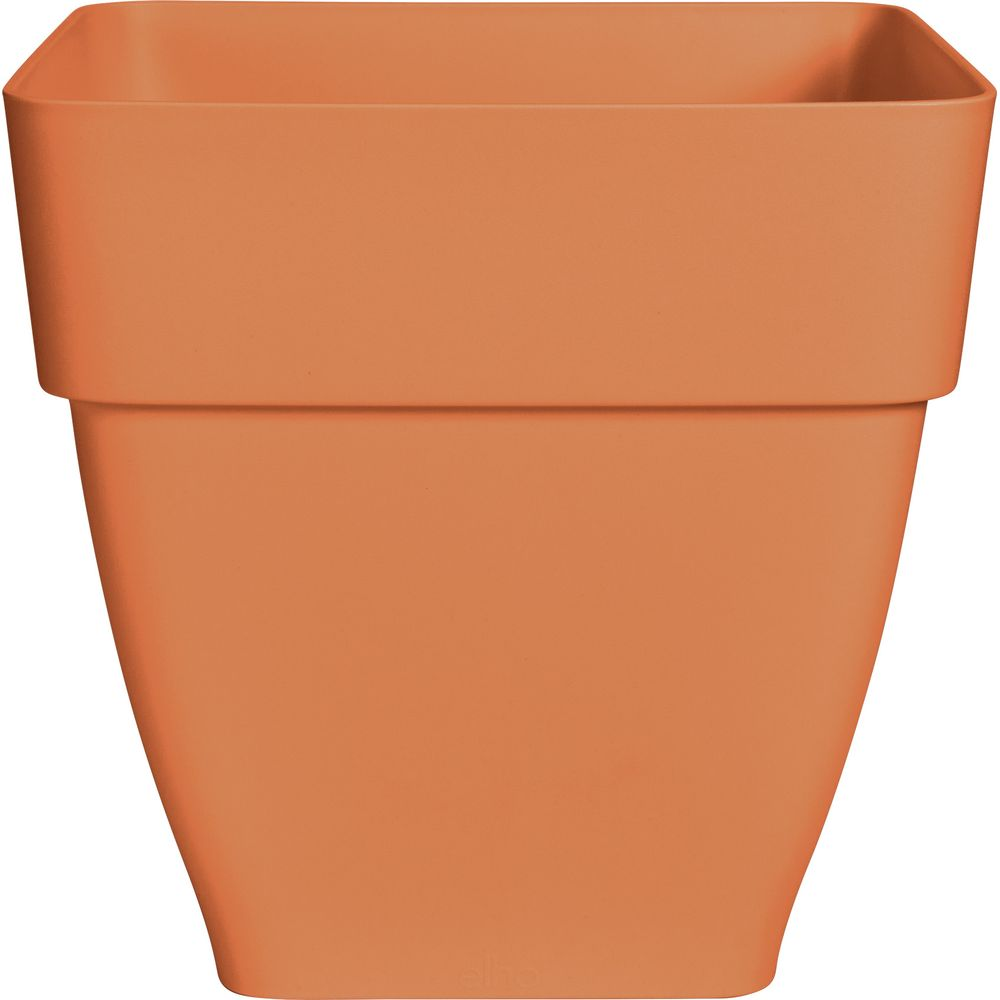 Ein orangefarbener, quadratischer Blumentopf mit weißem Hintergrund.