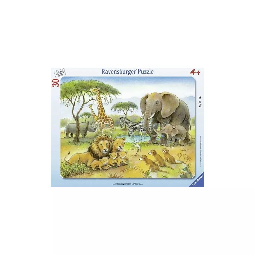 Un leone con i cuccioli giace sull'erba. Giraffe, elefanti, rinoceronti e zebre sullo sfondo.