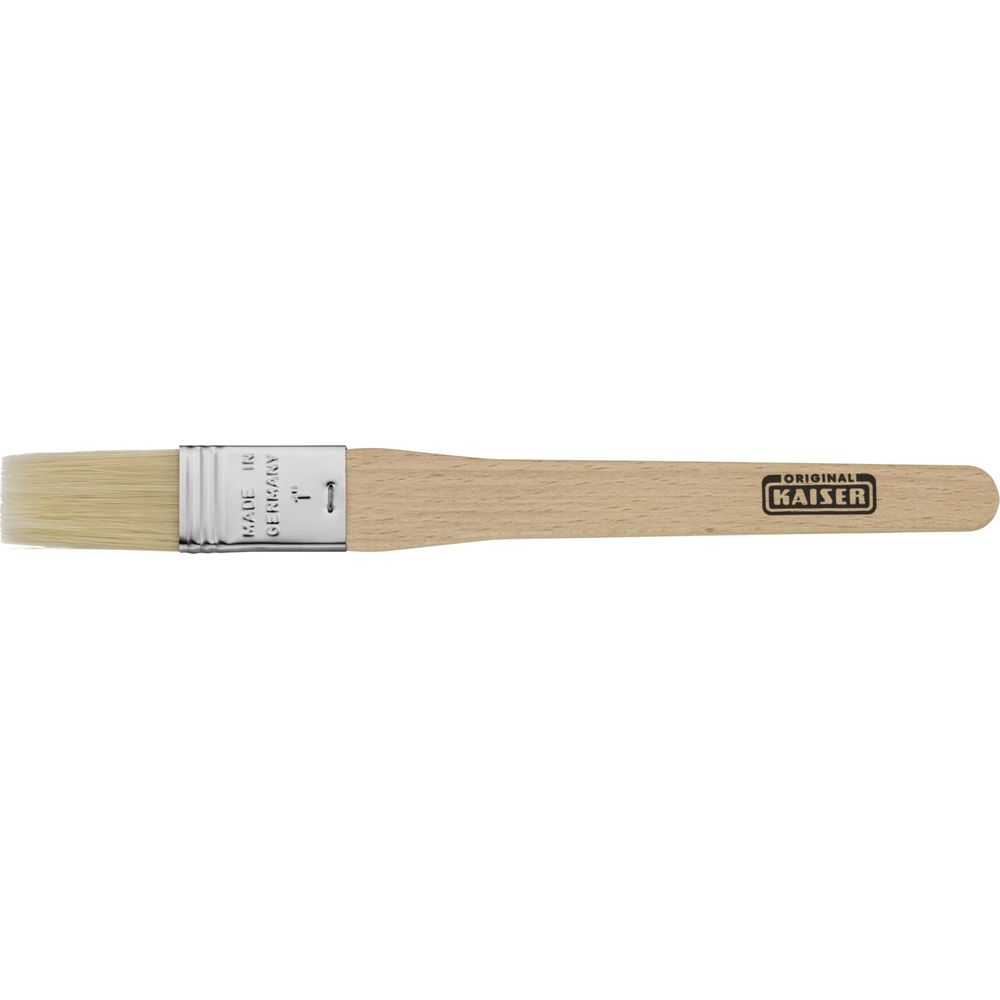 Un pinceau plat avec manche en bois clair et virole en métal.