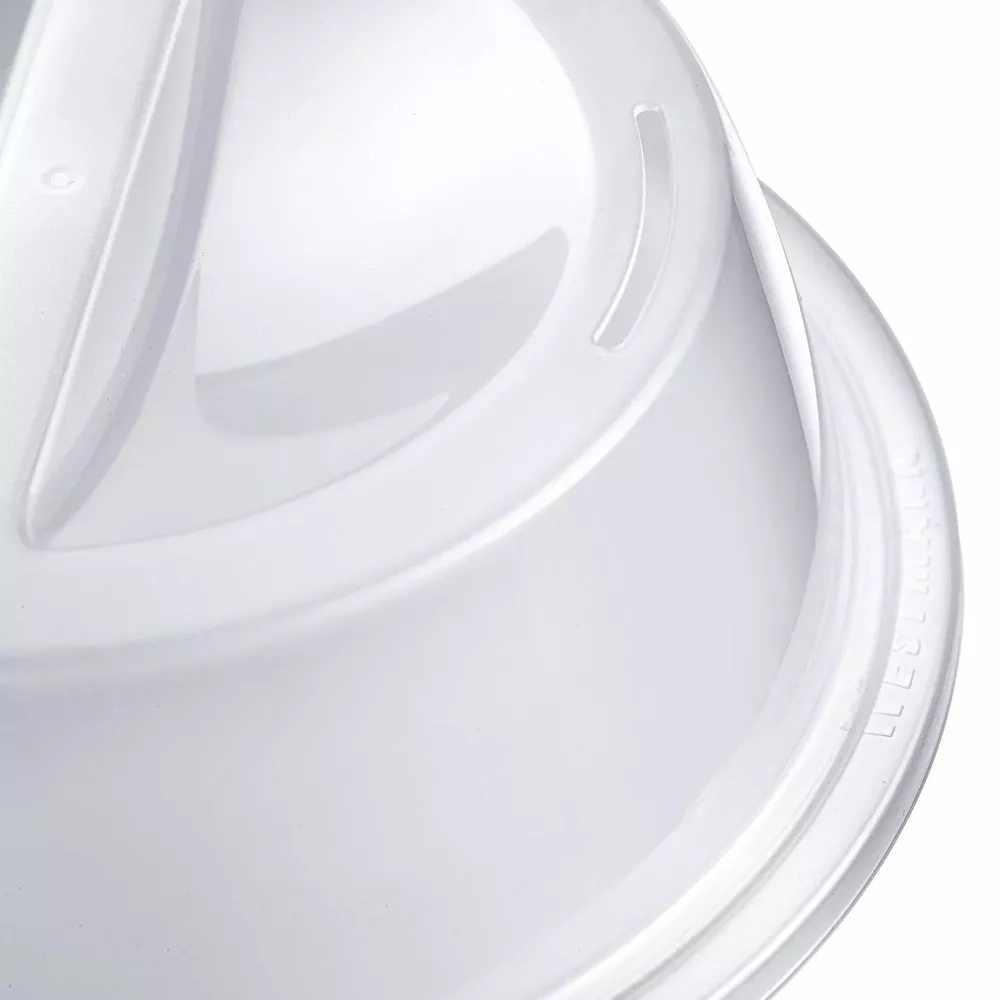Transparenter Plastikdeckel mit Rillen und Prägung. Weißer Hintergrund.