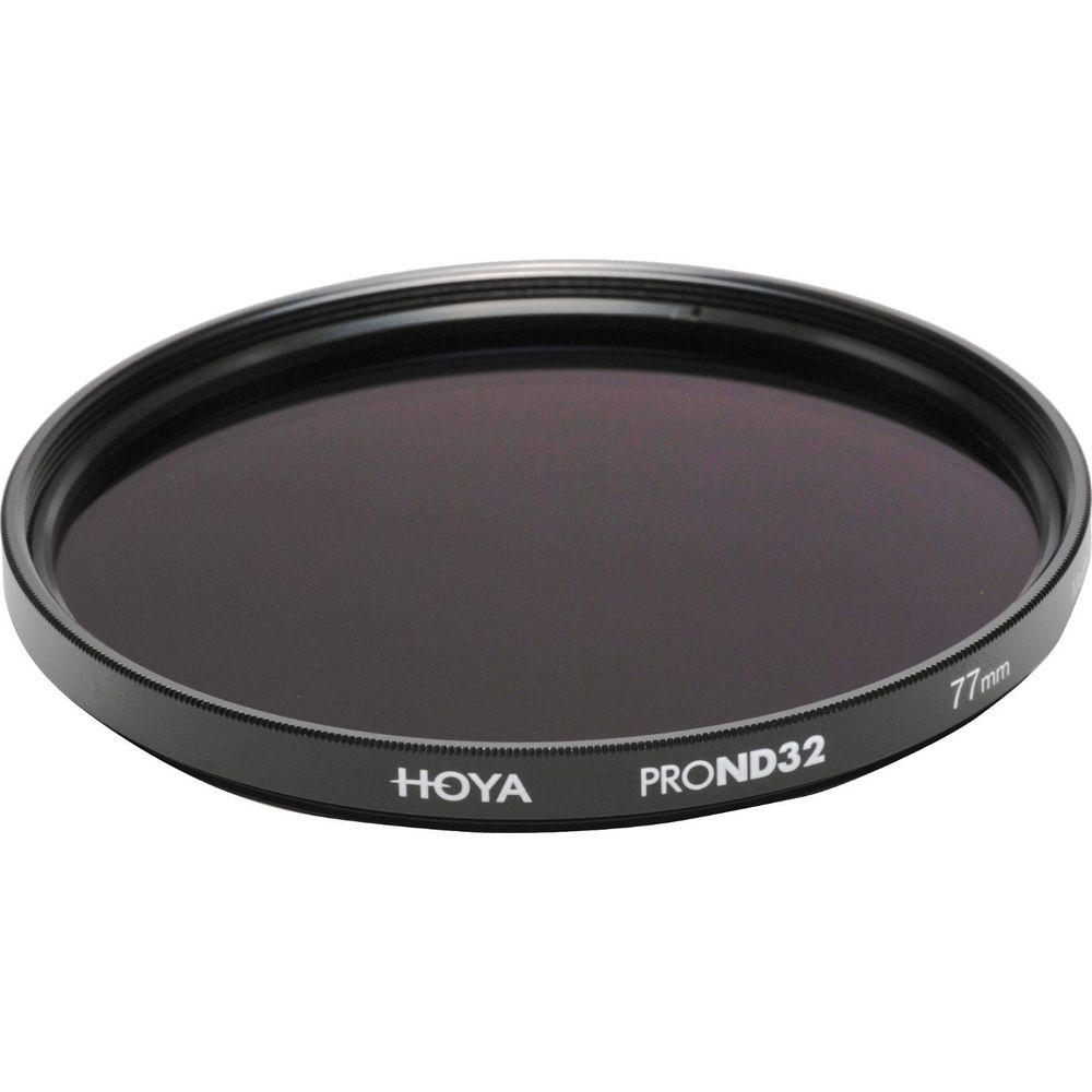 Un filtre photo sombre avec l'inscription "HOYA PROND32 77mm" sur son bord métallique.