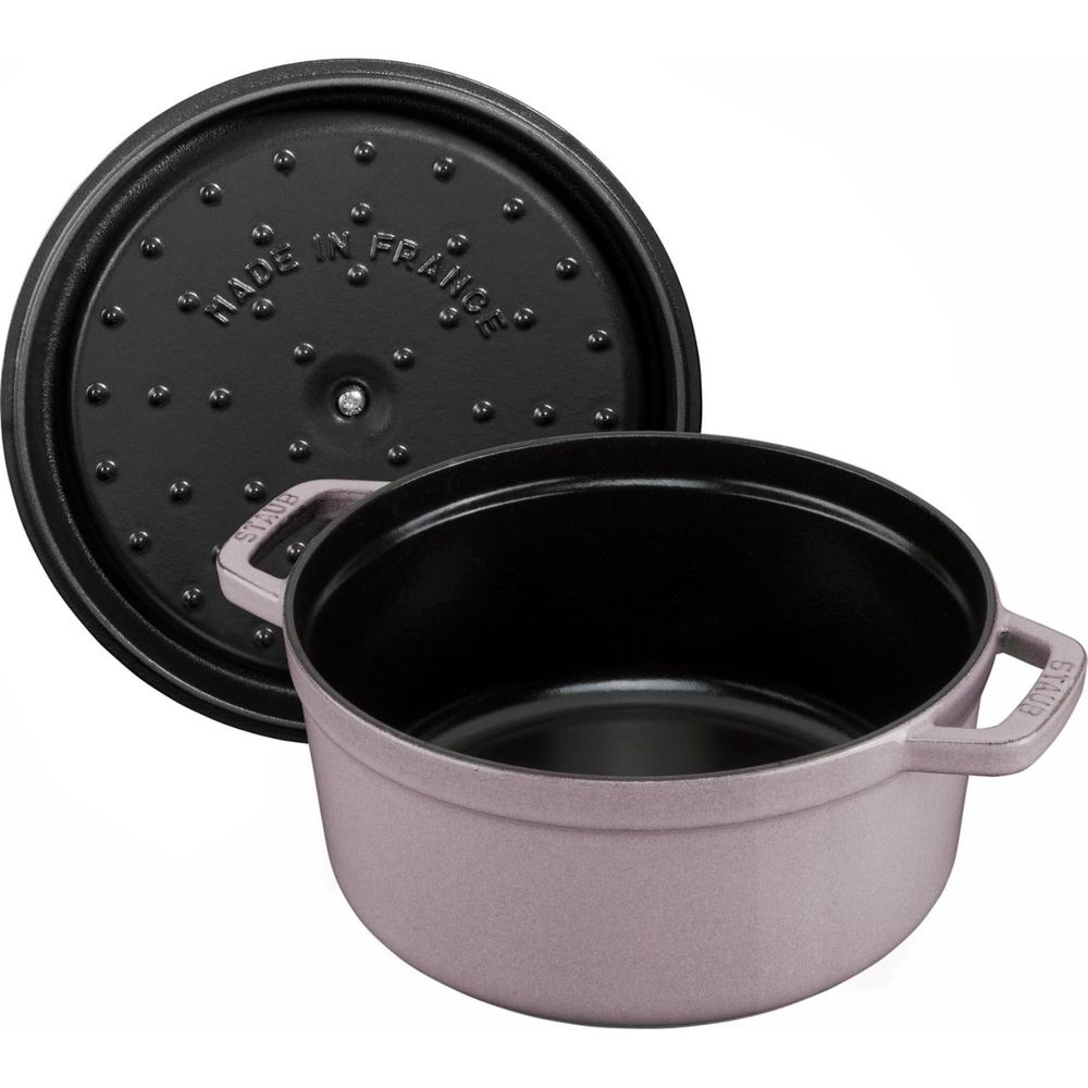 Une cocotte en fonte lilas clair avec un couvercle noir marqué 'Made in France'.