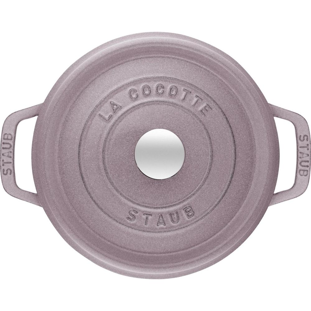 Une cocotte Staub violette avec anses et inscription gravée.