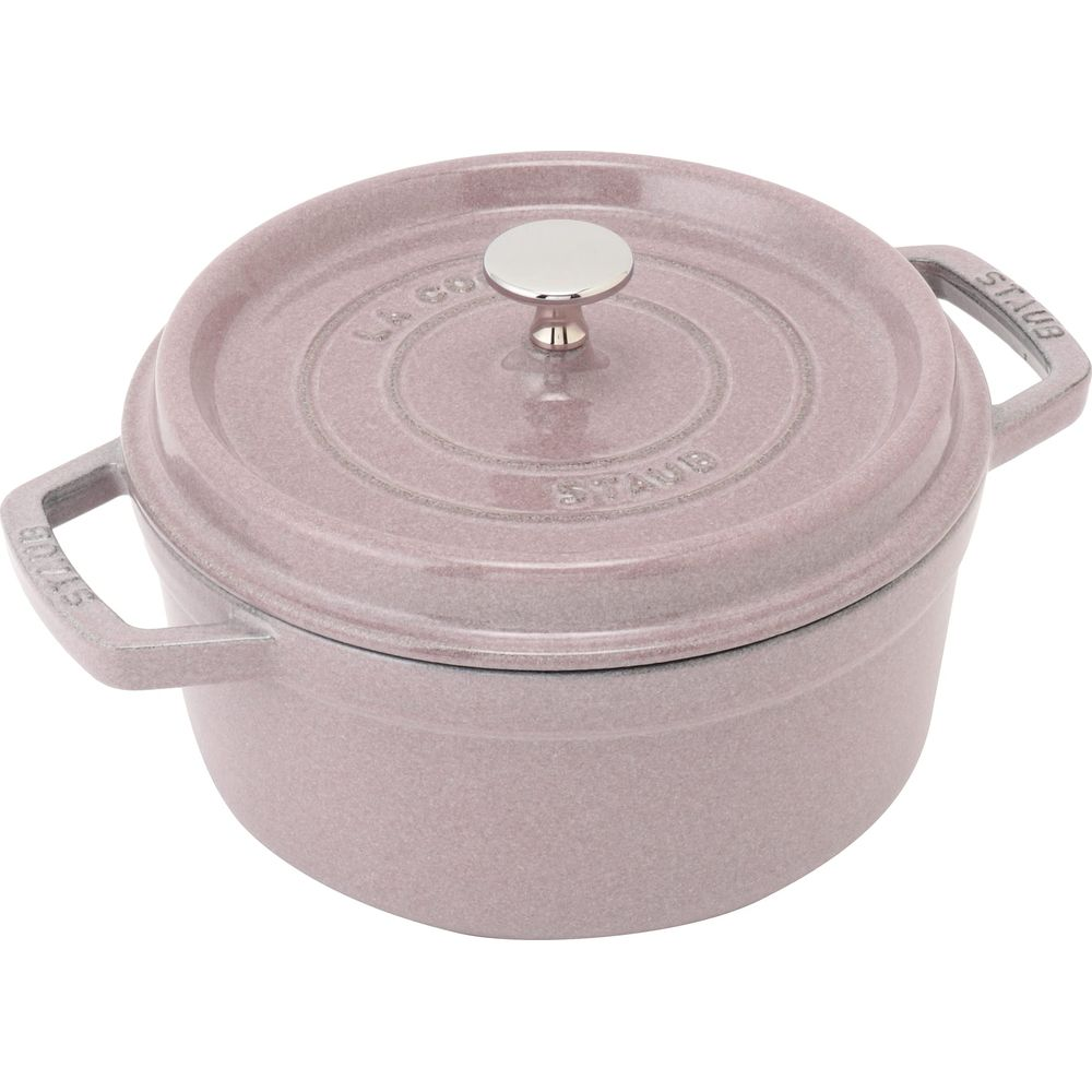 Une cocotte Staub en fonte fermée, rose, avec poignée argentée sur le couvercle.