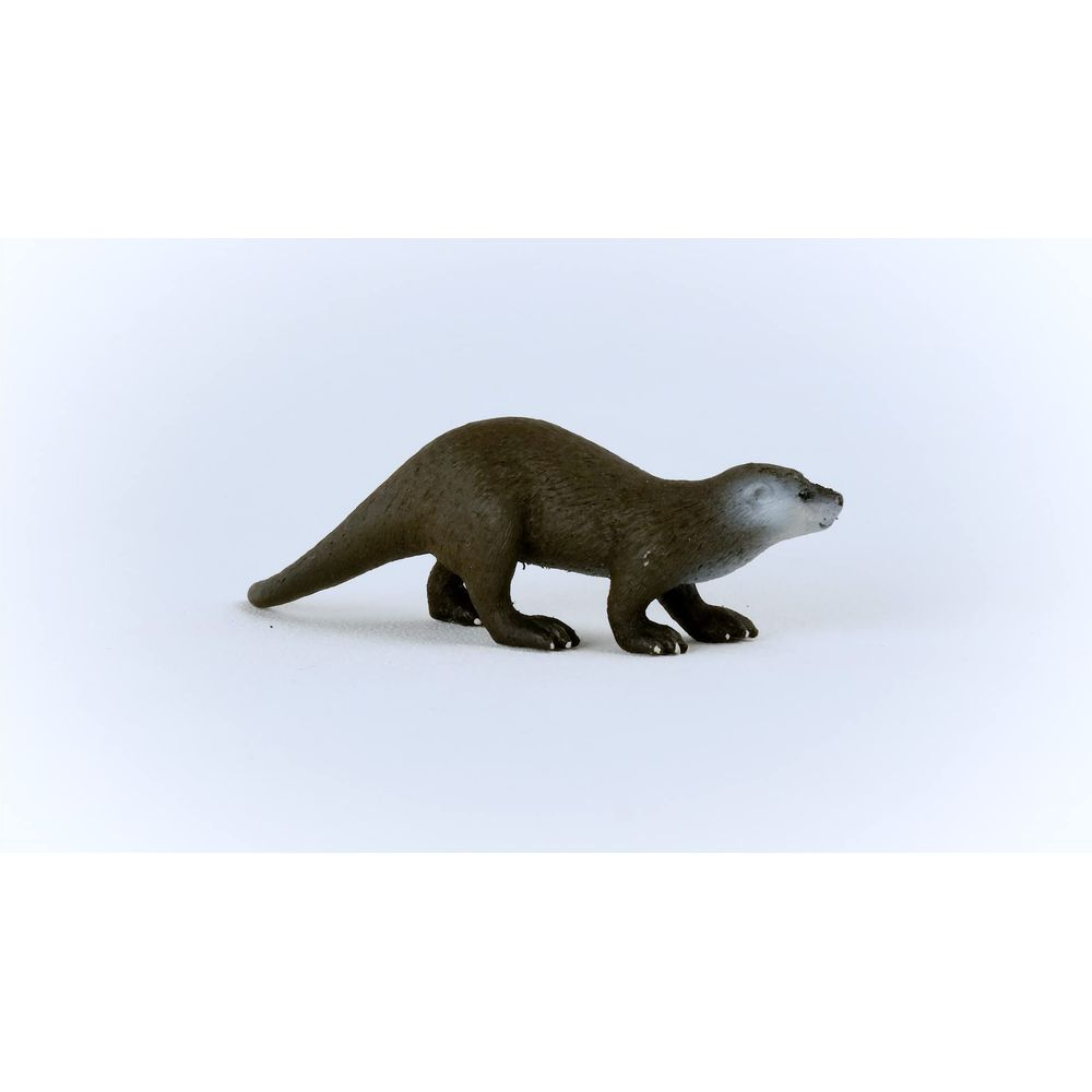 Eine dunkle Otterfigur steht auf einem weißen Hintergrund.