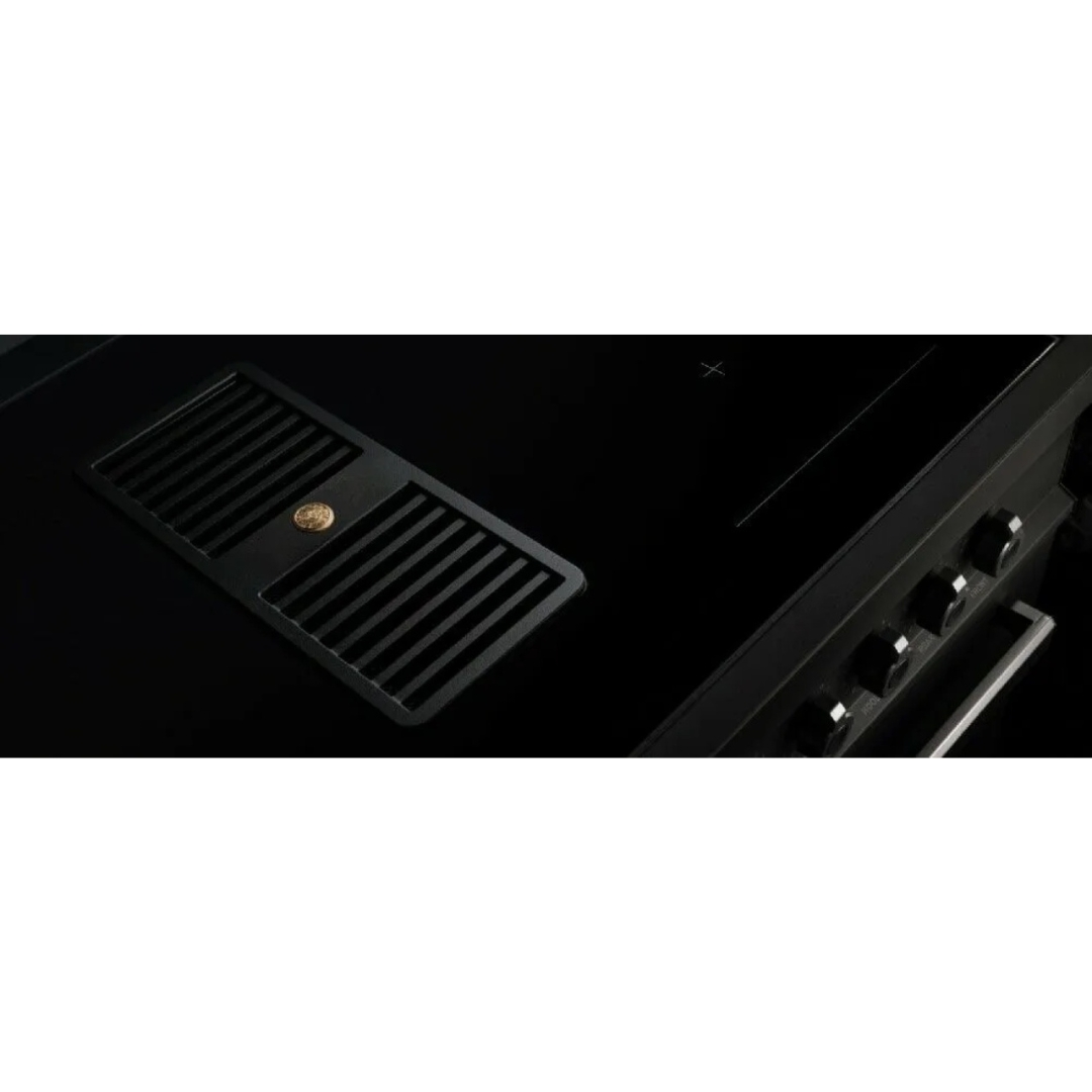 Piano cottura nero con inserto griglia e manopole di controllo.