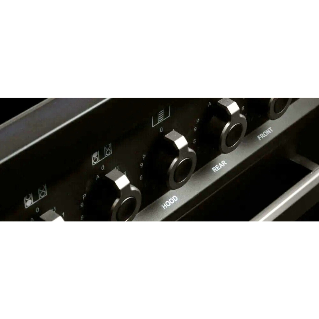 Pannello di controllo di un apparecchio nero con quattro manopole ed etichette.
