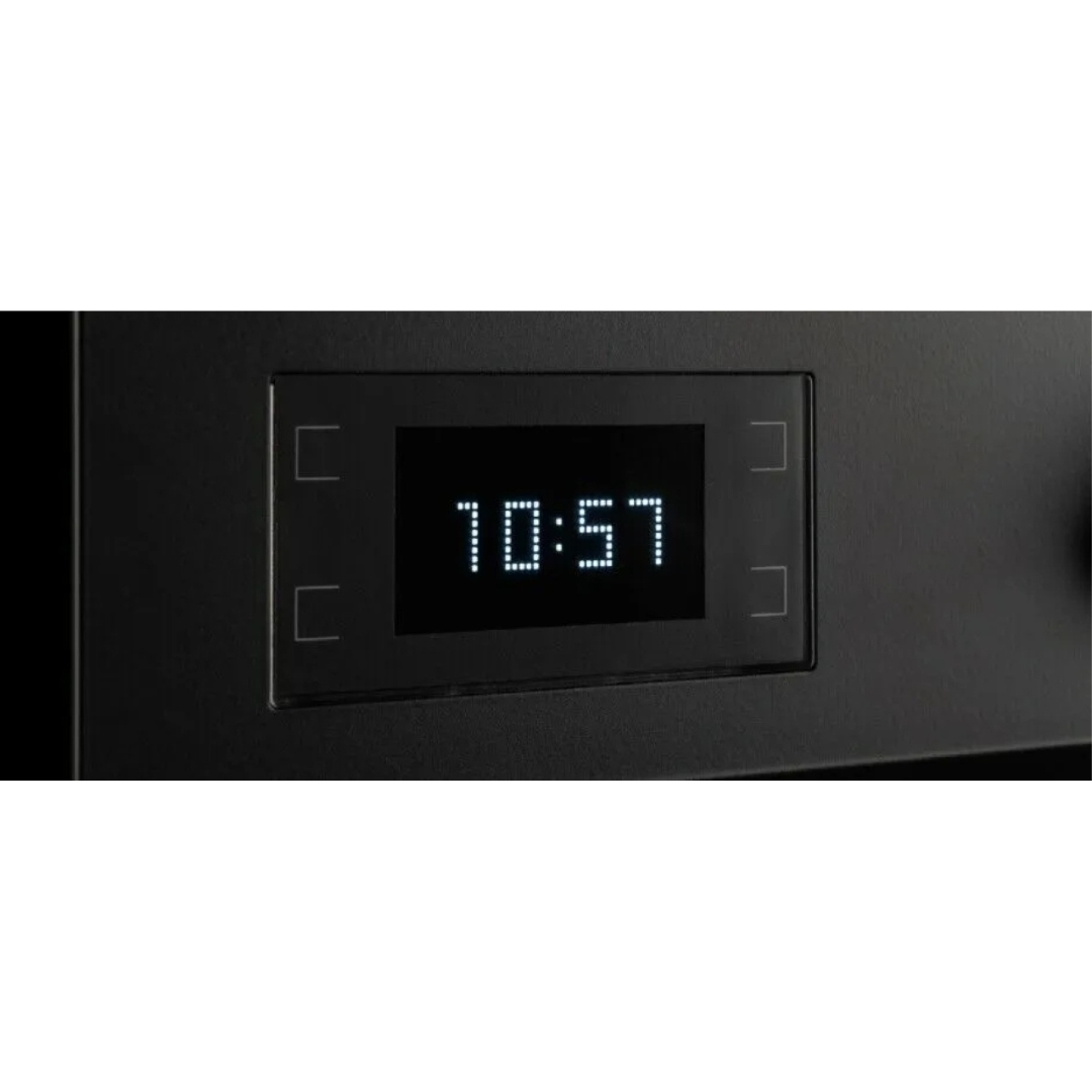 Un pannello di controllo nero che mostra l'ora digitale 10:57.