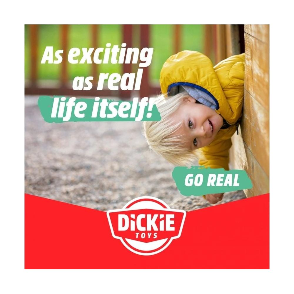 Ein blondes Kind in einer gelben Jacke lugt um eine Holzwand und lächelt. Text: 'Go Real'.