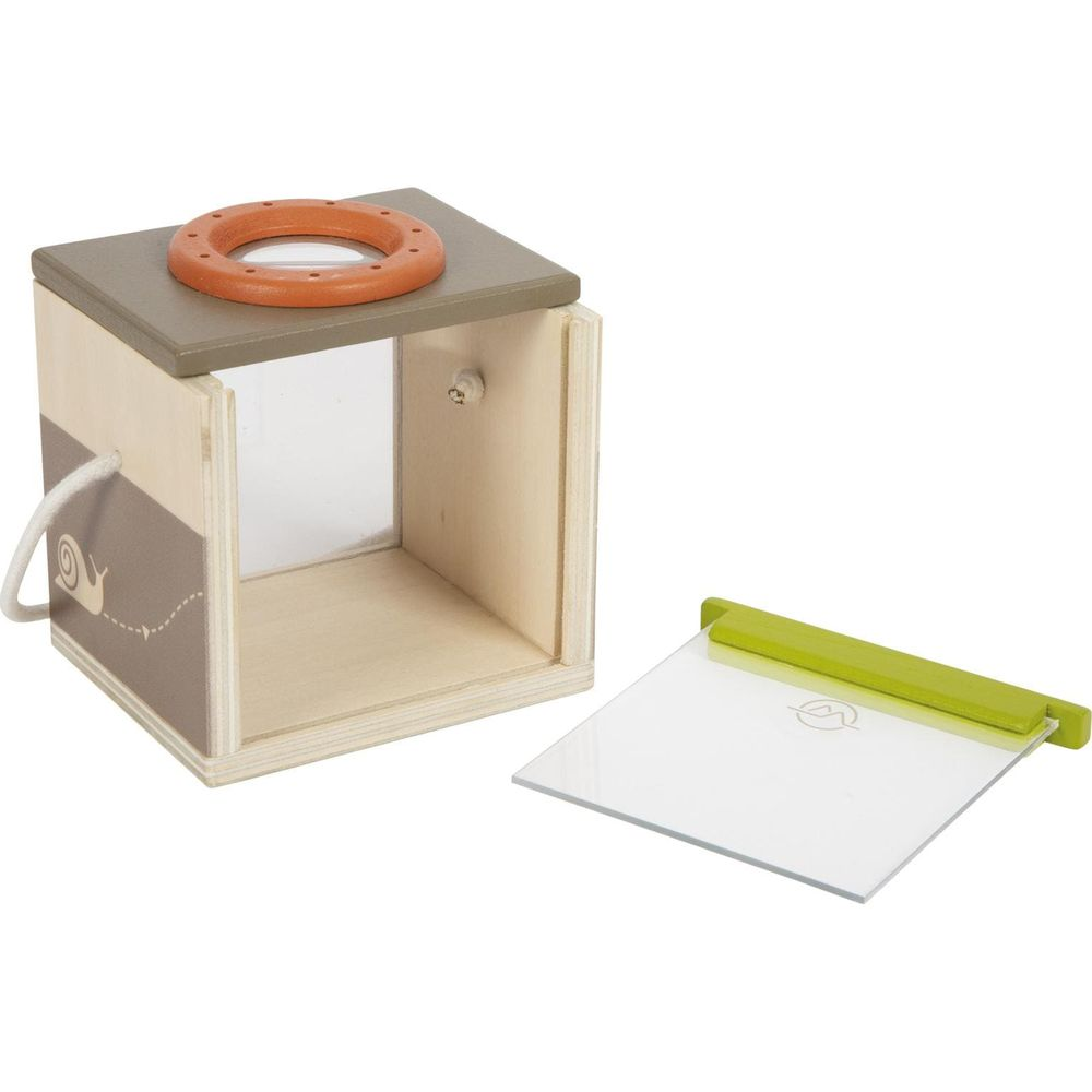 Una scatola di osservazione in legno con apertura rotonda e un porta-appunti trasparente.