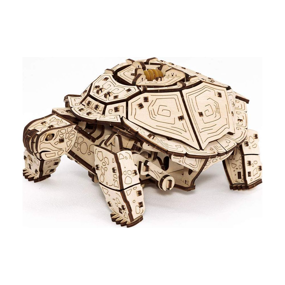 Ein hölzernes, lasergeschnittenes 3D-Puzzle einer Schildkröte mit komplizierten Details auf Panzer und Beinen.