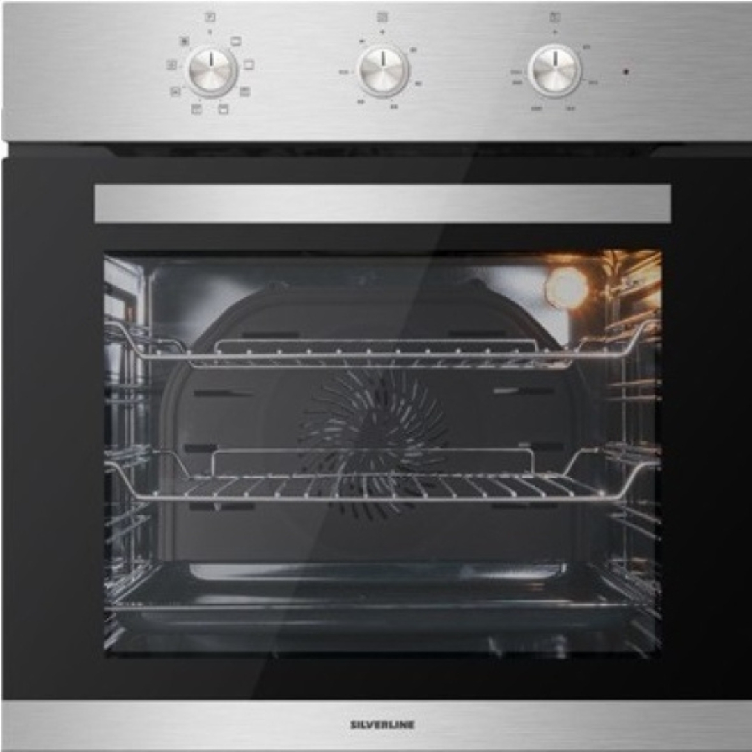 Un forno argentato con porta in vetro nero e tre manopole.