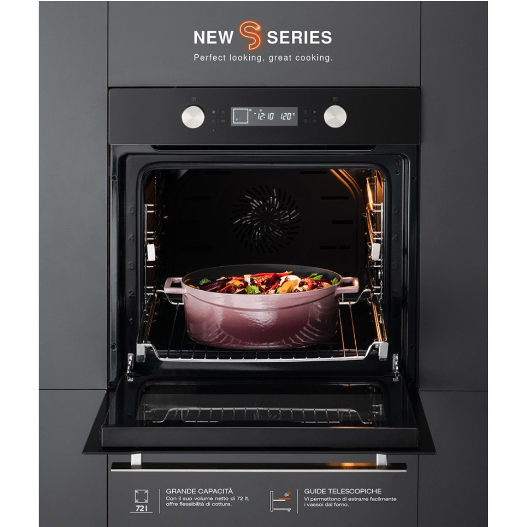 Un forno moderno con porta aperta, con una pirofila contenente cibo all'interno.