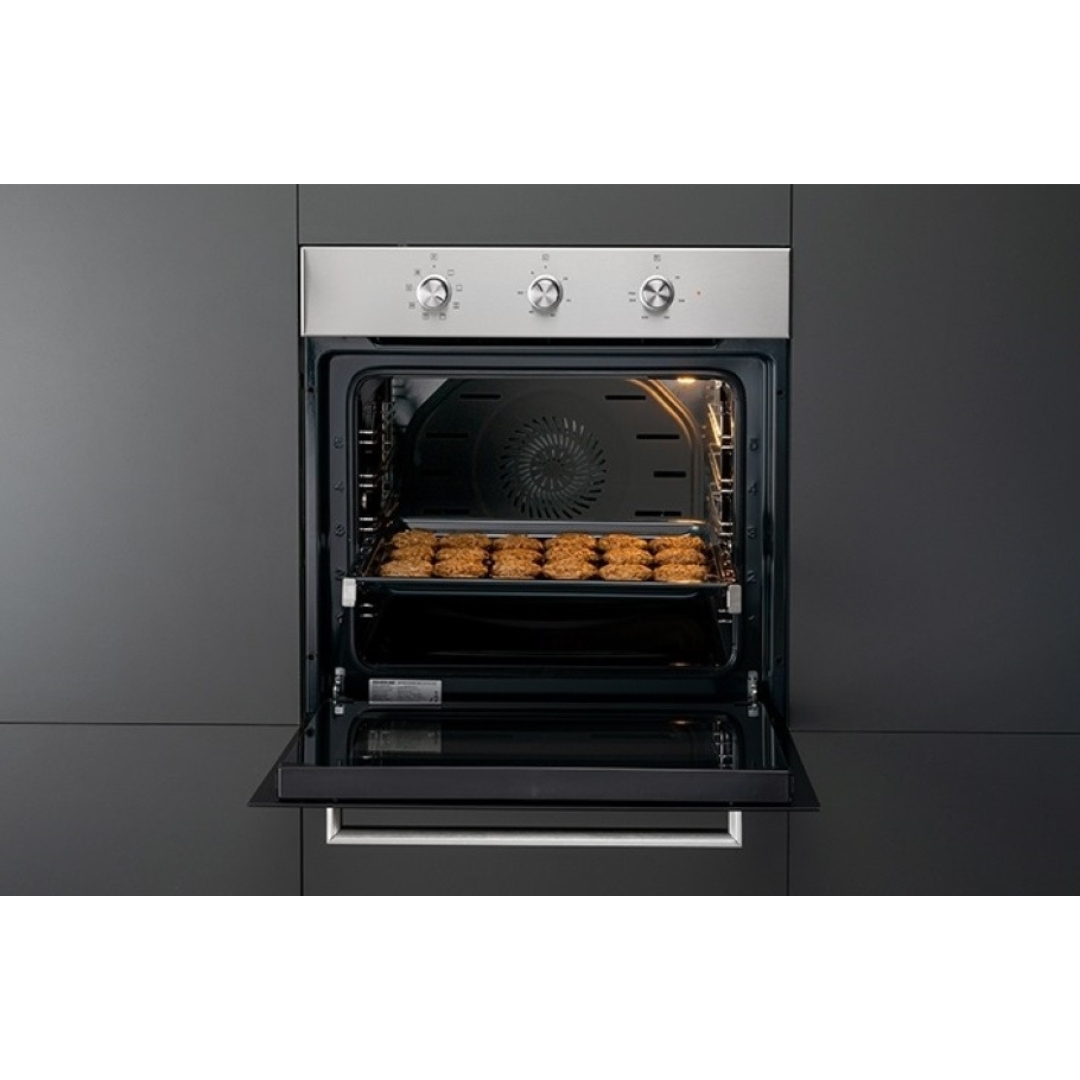 Forno aperto con teglia piena di biscotti dorati.