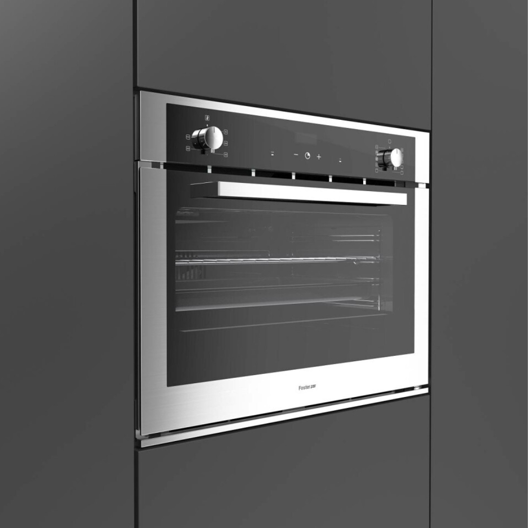 Un forno da incasso moderno con dettagli in acciaio inox e frontale in vetro nero.