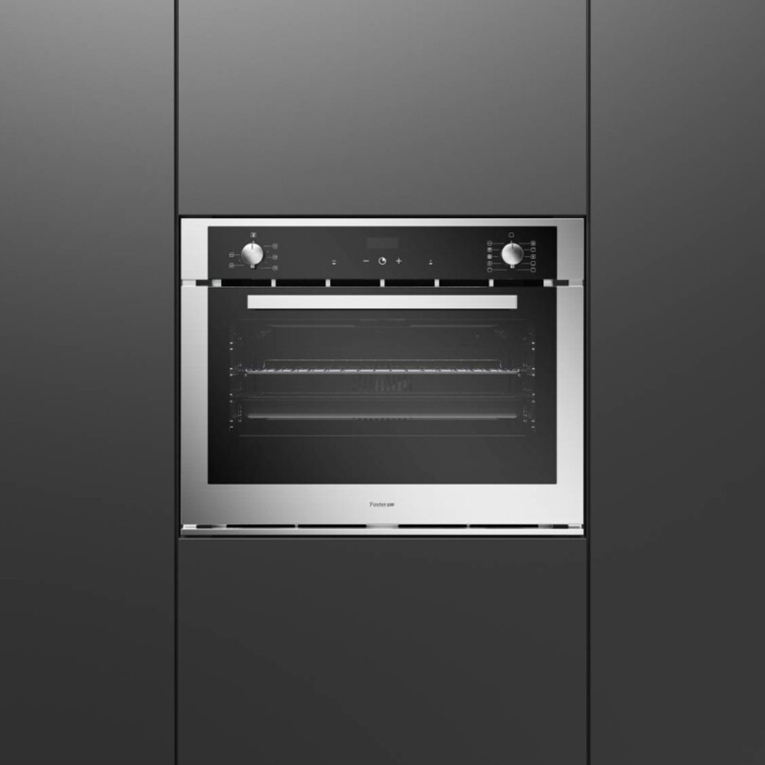 Forno da incasso moderno in acciaio inox con pannello di controllo nero.