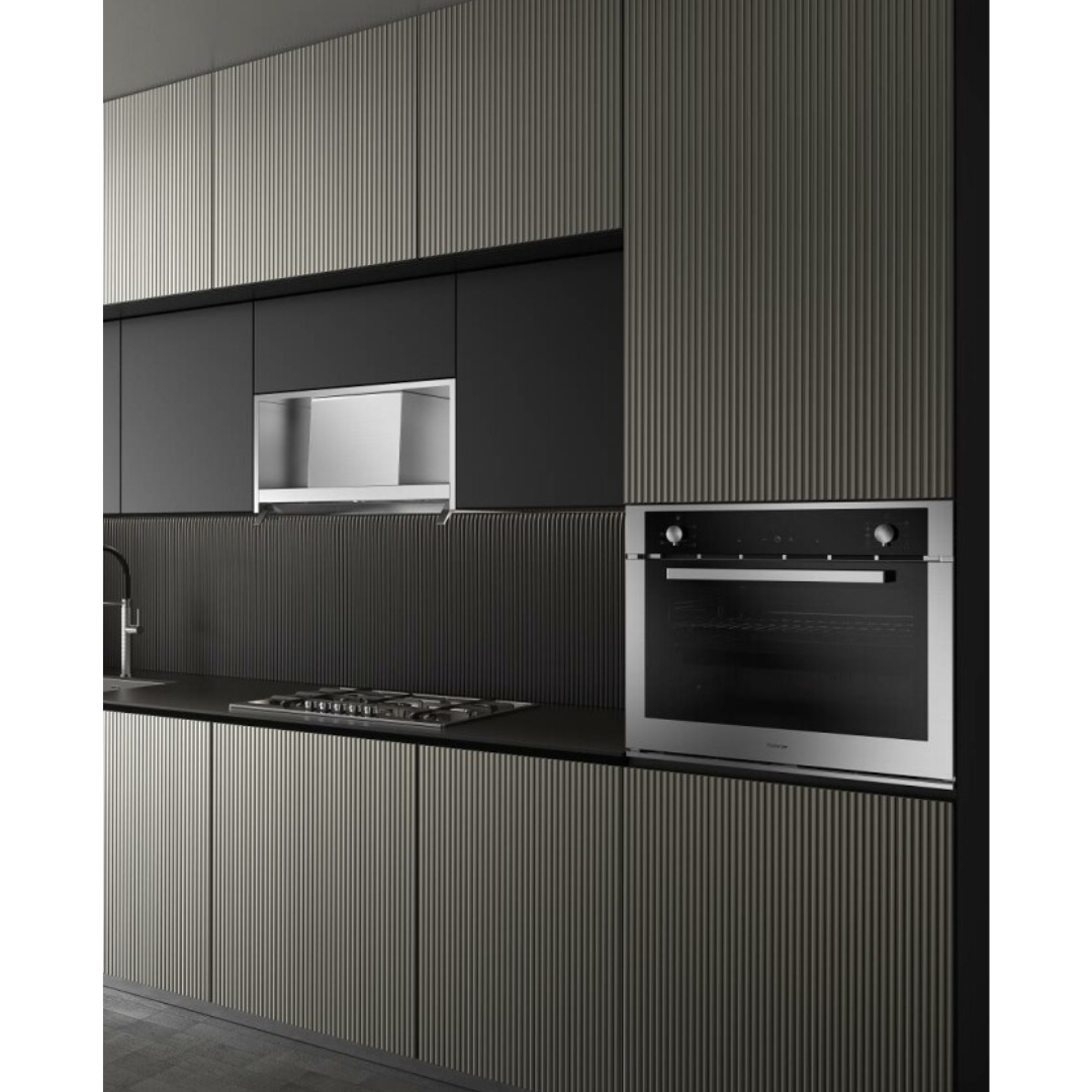 Cucina moderna con mobili grigio scuro, piano cottura a gas e forno da incasso.