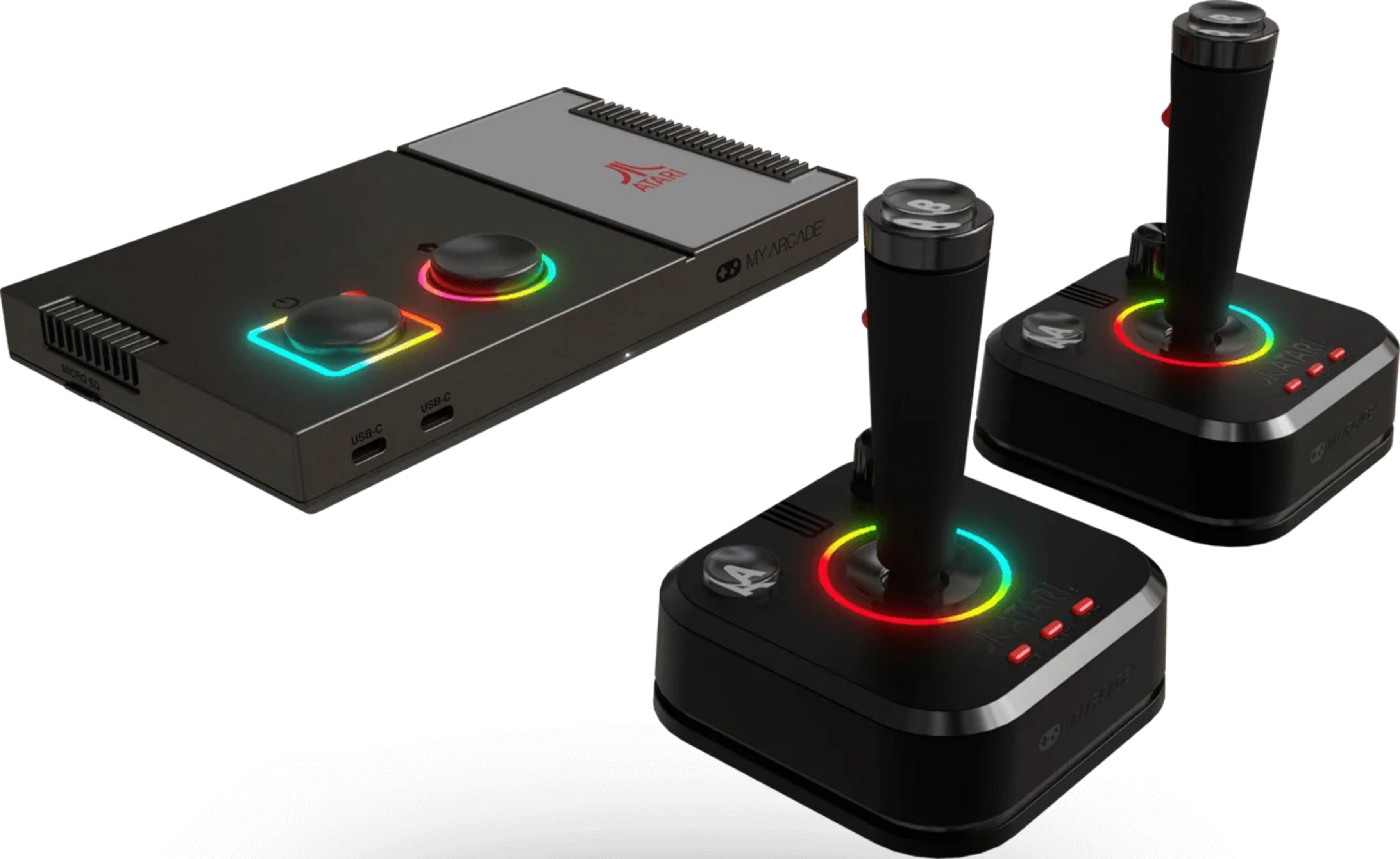 Un controlador Atari negro y dos joysticks con luces coloridas sobre fondo blanco.