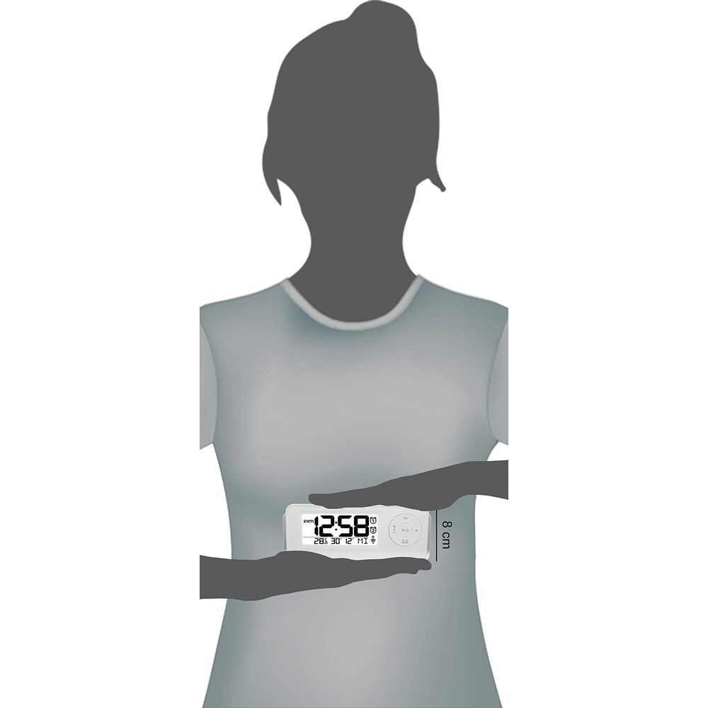 Silhouette einer Person, die einen weißen Wecker mit Digitalanzeige hält.