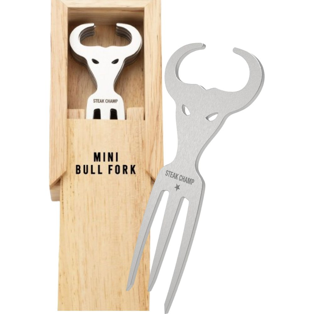 Eine silberne Mini-Bullen-Gabel liegt neben ihrer Holzverpackung.