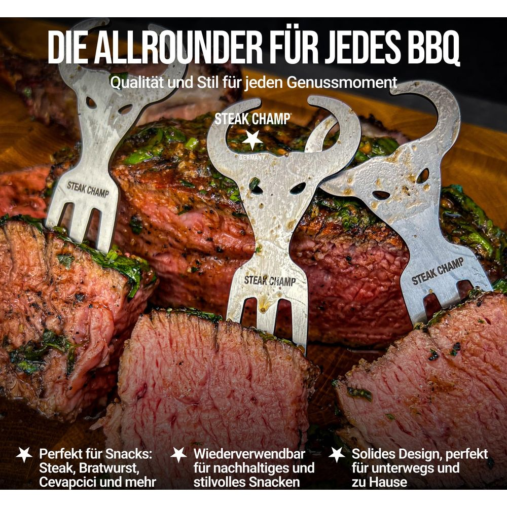 Drei Steaks sind mit "Steak Champ" Gabeln aufgespießt, die für BBQ beworben werden.