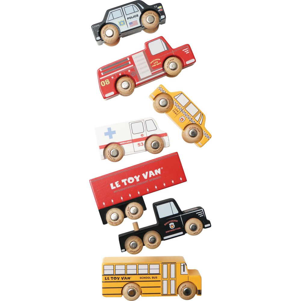 Six jouets de véhicules en bois : voiture de police, camion de pompier, taxi, ambulance, camion.