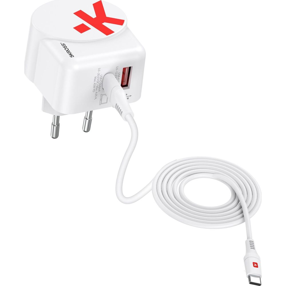 Un caricabatterie bianco con porte USB-C e un simbolo rosso.