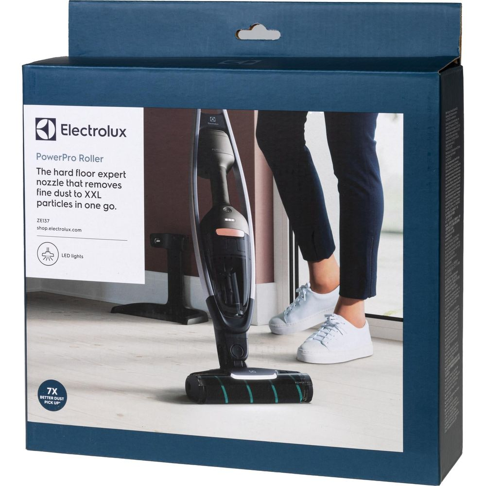Un aspirateur balai noir Electrolux avec PowerPro Roller et lumières LED.