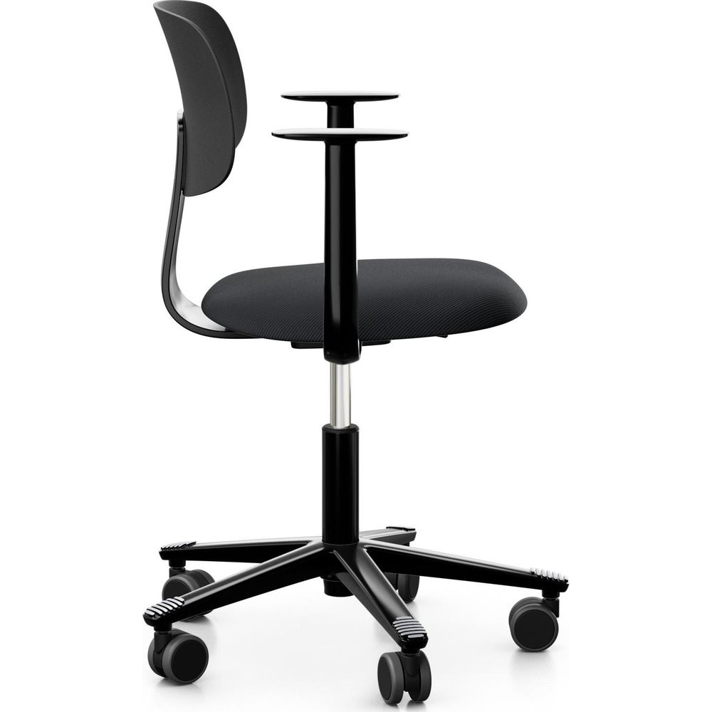 Schwarzer Bürostuhl mit Rollen und verstellbarem Sitz und Rückenlehne.
