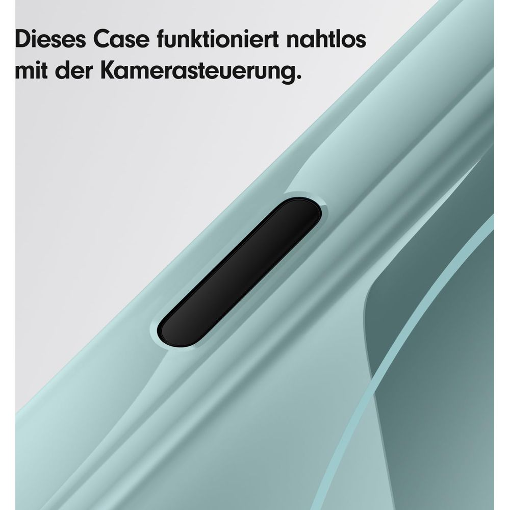 Close-up van een lichtblauwe telefoonhoes met een zwarte uitsparing.