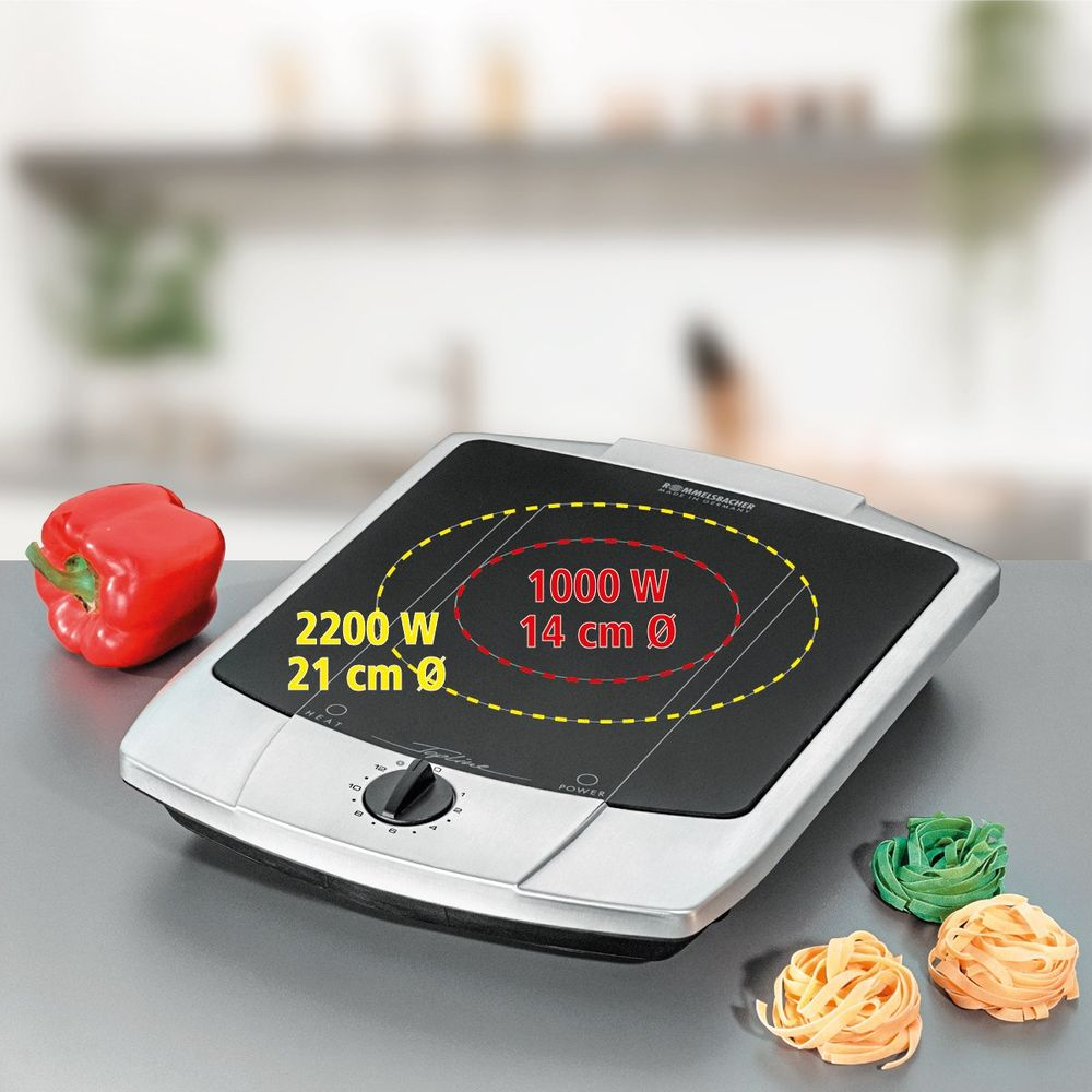 Ein Induktionskochfeld mit roter Paprika, Nudeln und Leistungsangaben.