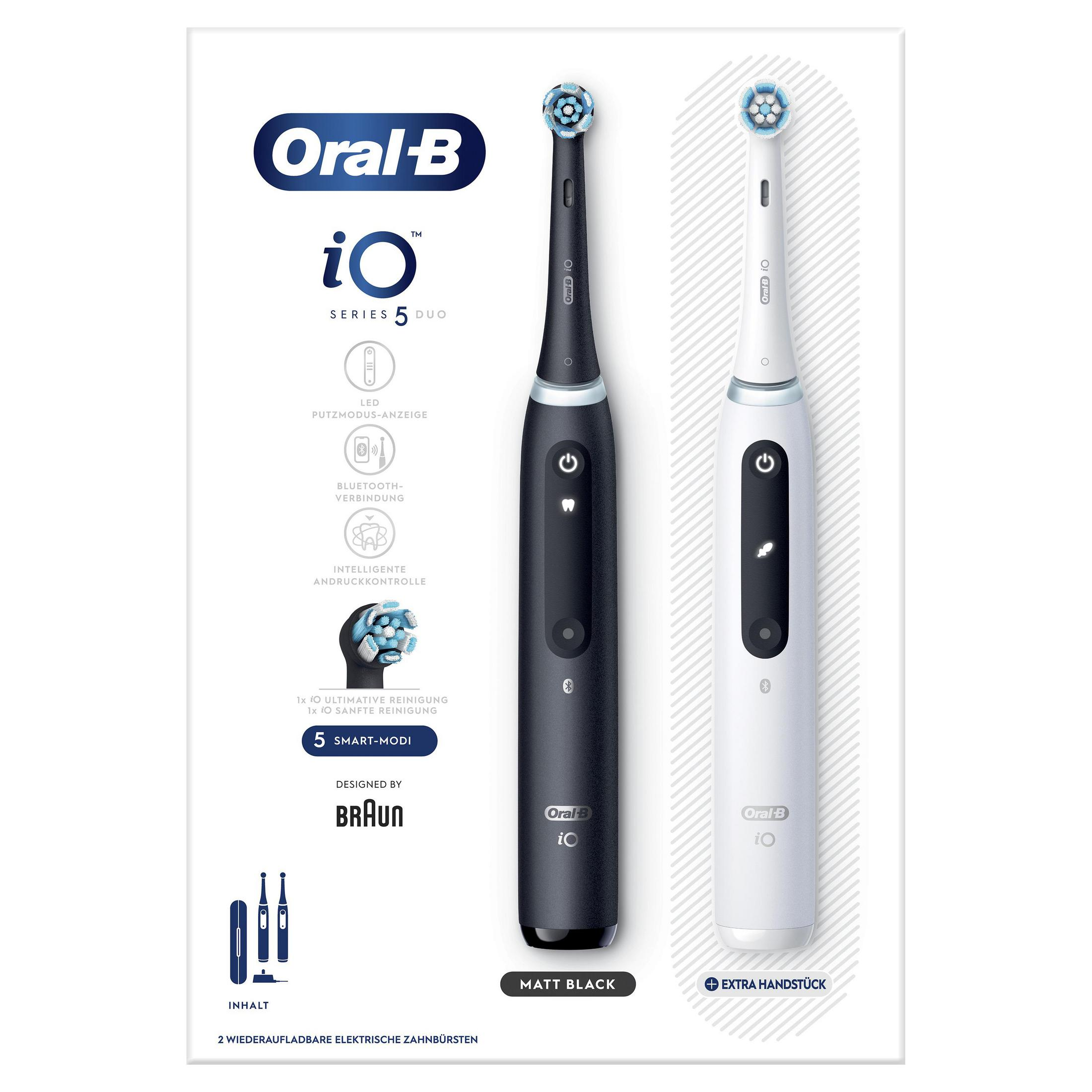 Zwei Oral-B iO Series 5 Duo elektrische Zahnbürsten, eine in Mattschwarz und eine weiß.
