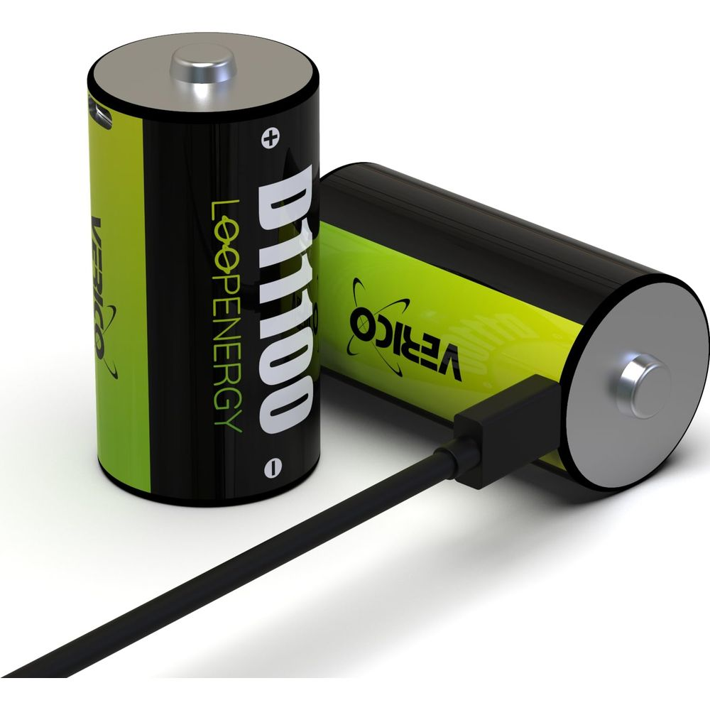 Due batterie, una in piedi, una in carica, su superficie bianca.