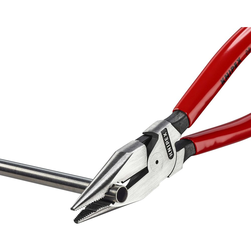 Spitzzange mit roten Griffen hält einen Metallstab.